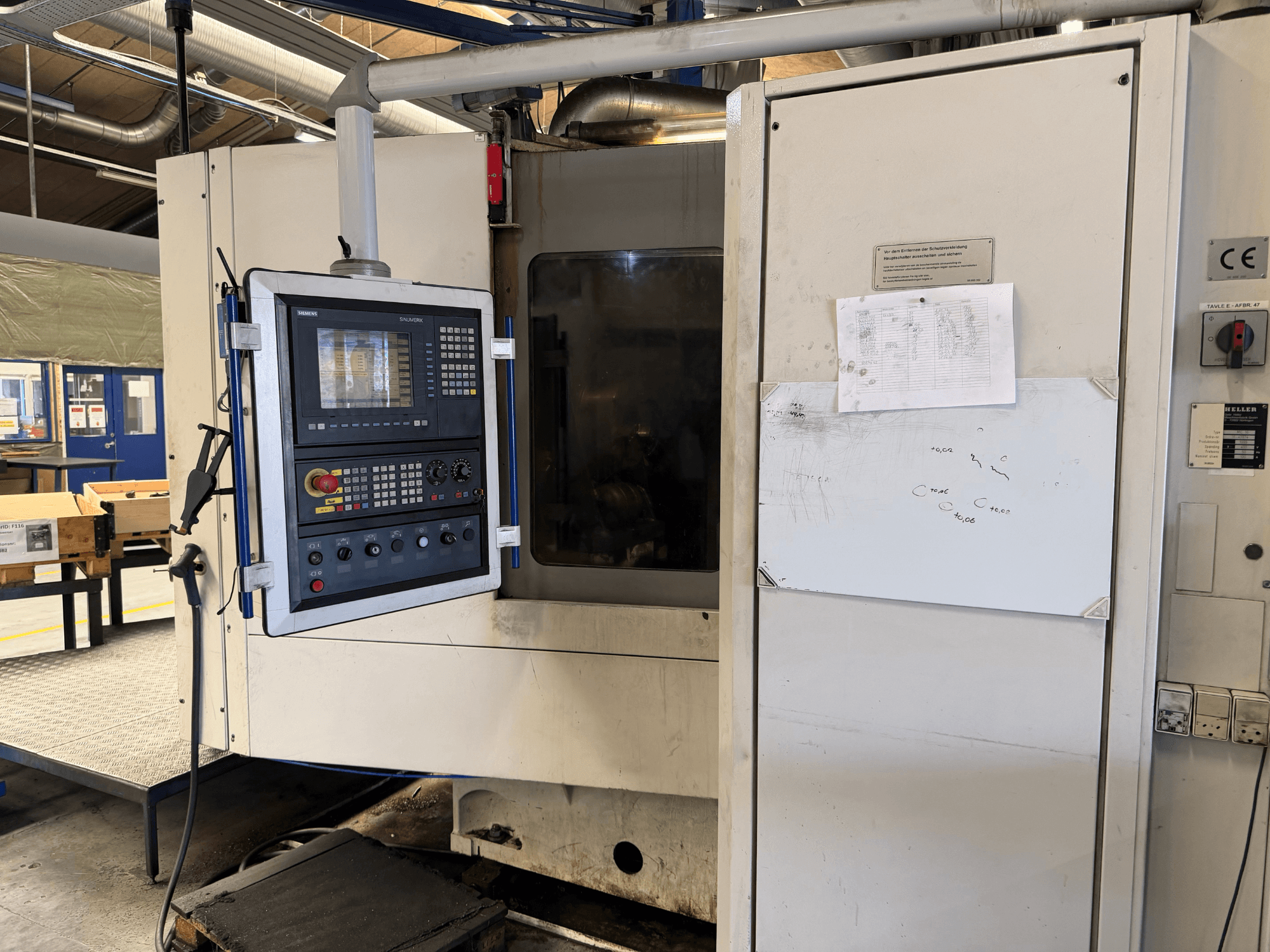 Centre d'usinage horizontal Heller MC 16, vue de face montrant le panneau de commande et l'écran opérationnel.