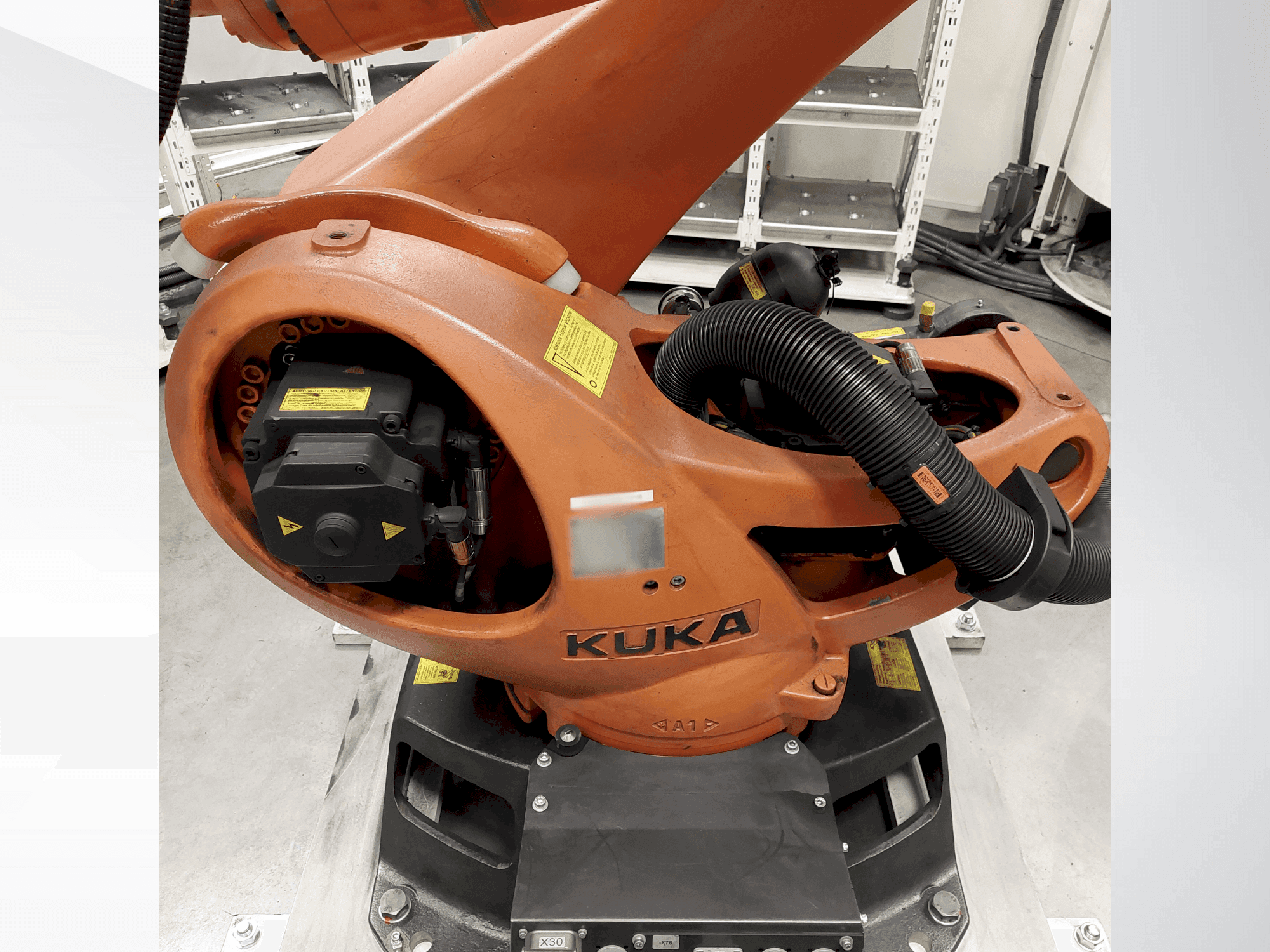 Vue de face de la machine KUKA KR 90 R2700 pro