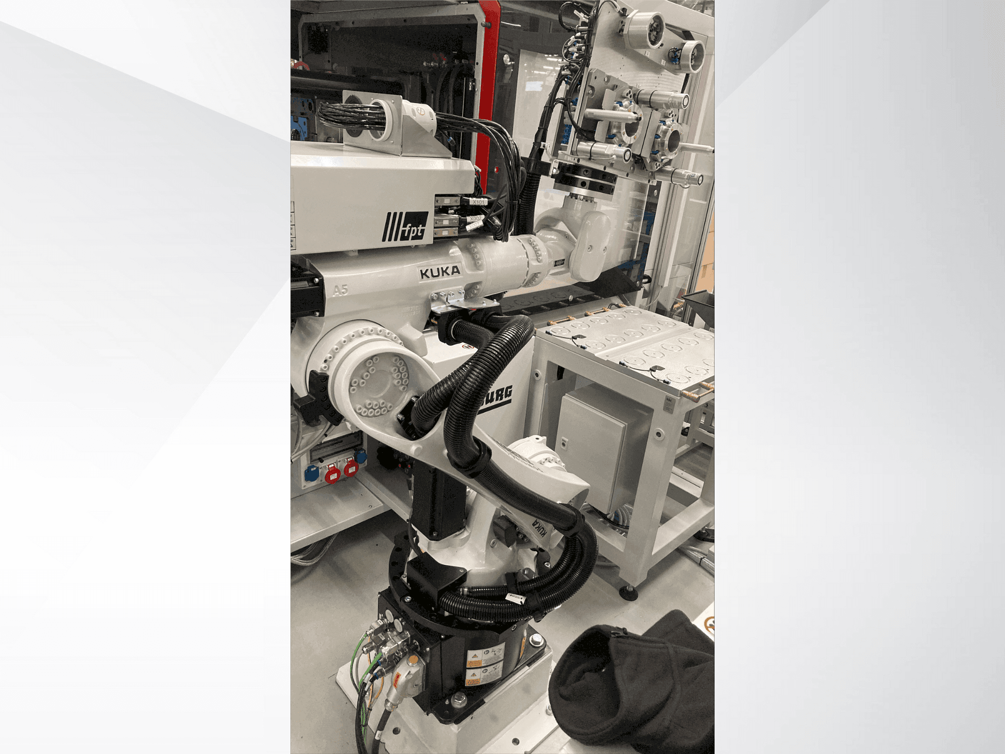 Vue de face de la machine KUKA KR 22 R1610-2