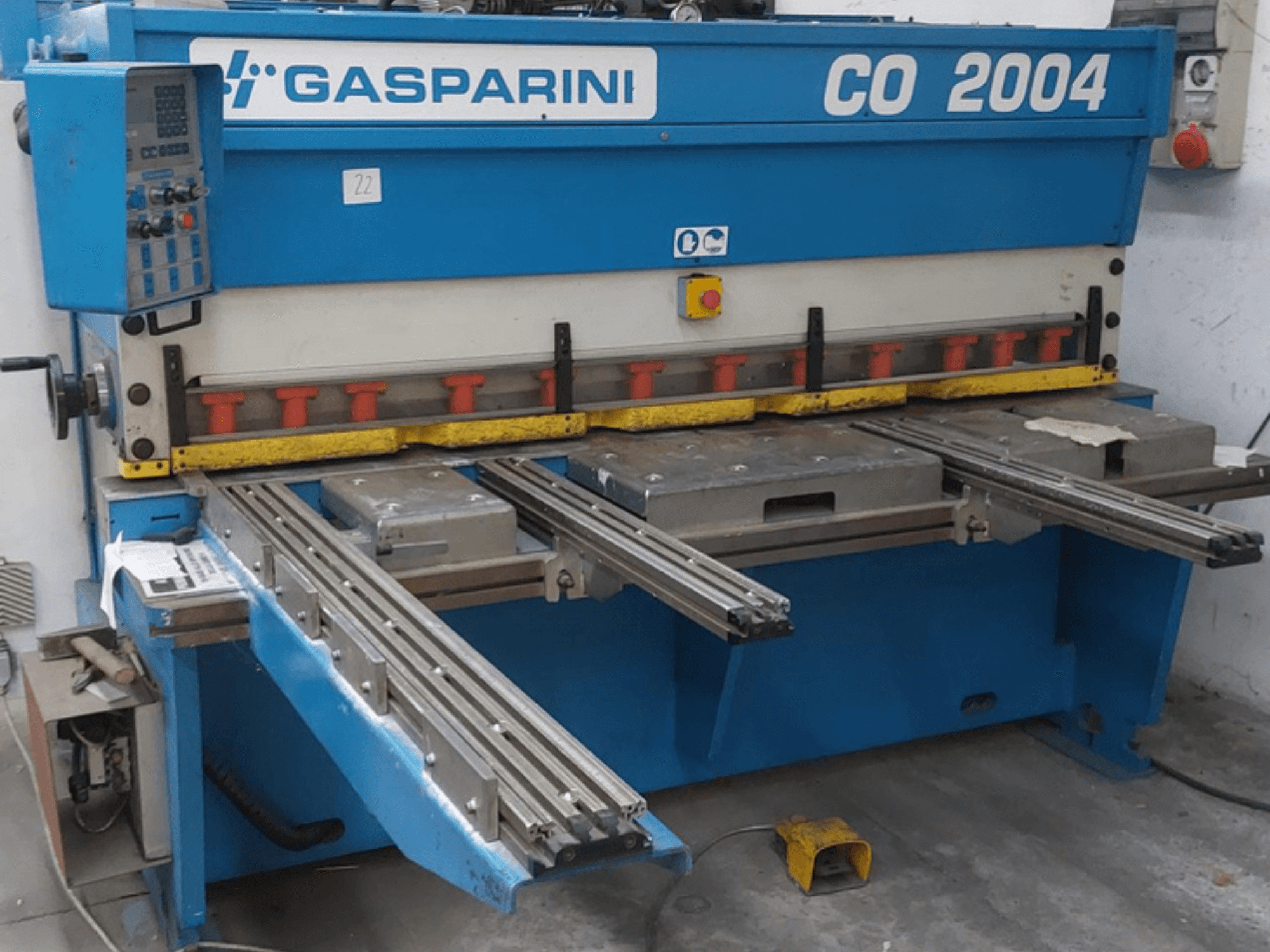 Cisaille hydraulique GASPARINI CO/2004, vue de face, avec panneau de commande et tables de coupe métalliques équipées de glissières.