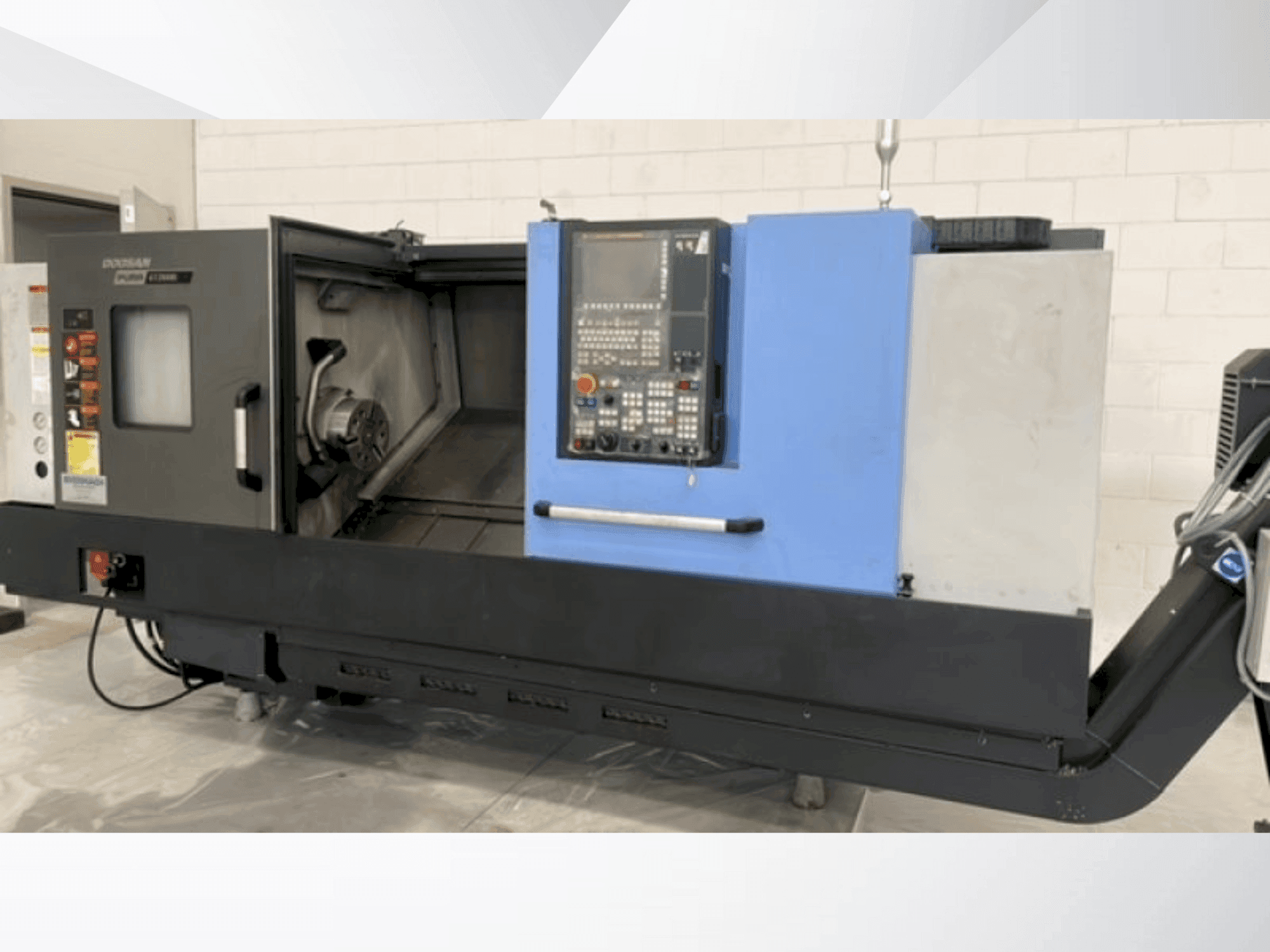 Vue de face de la machine DOOSAN PUMA GT 2600L