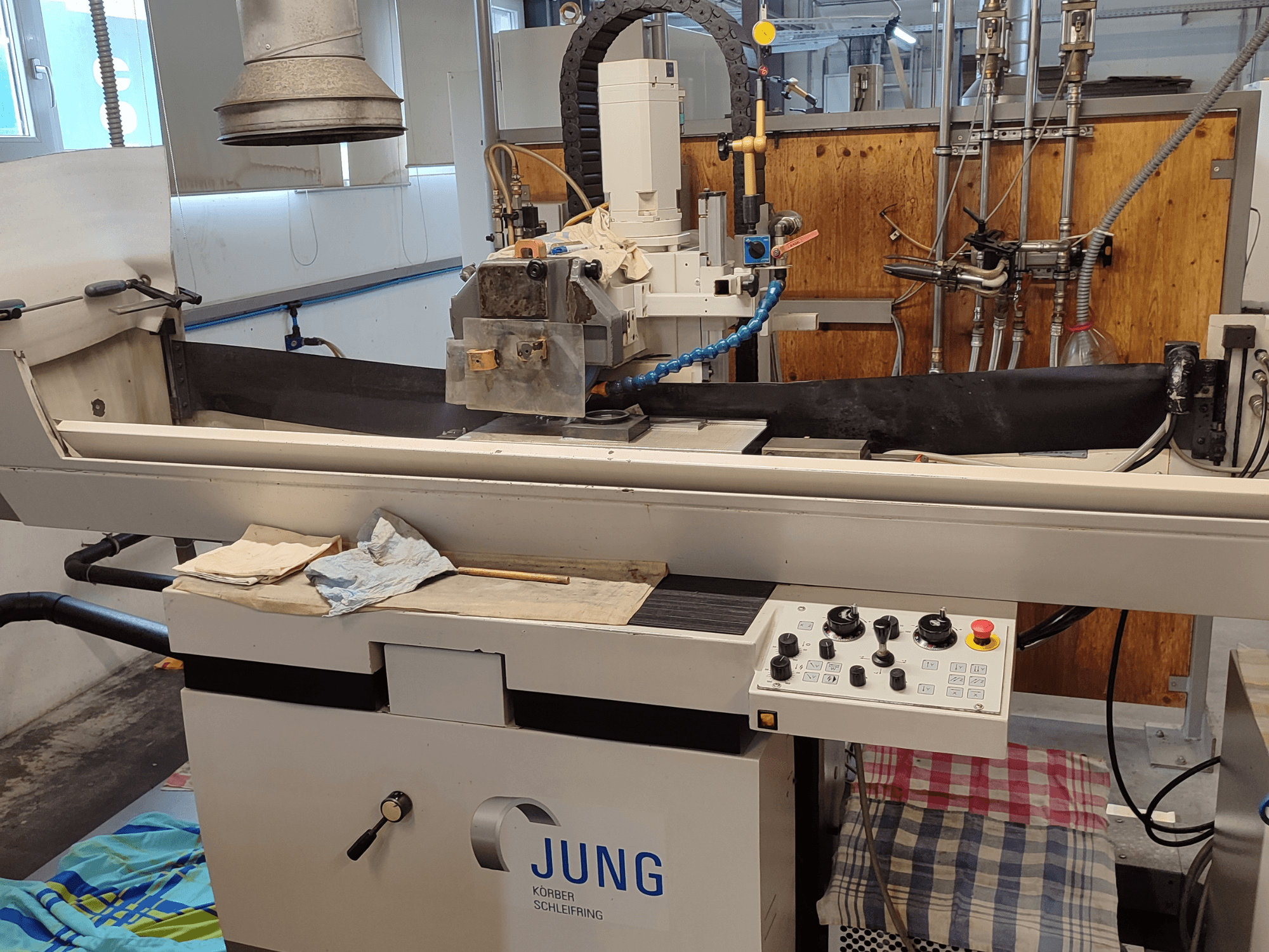 Machine à rectifier les surfaces BLOHM JUNG JE 525 P, vue de face, présentant les commandes et le réglage de la meule.