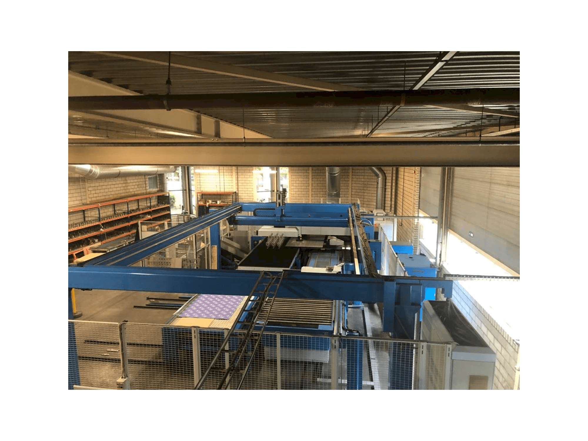 Vue de face de la machine Finn-Power LB 6 UVH