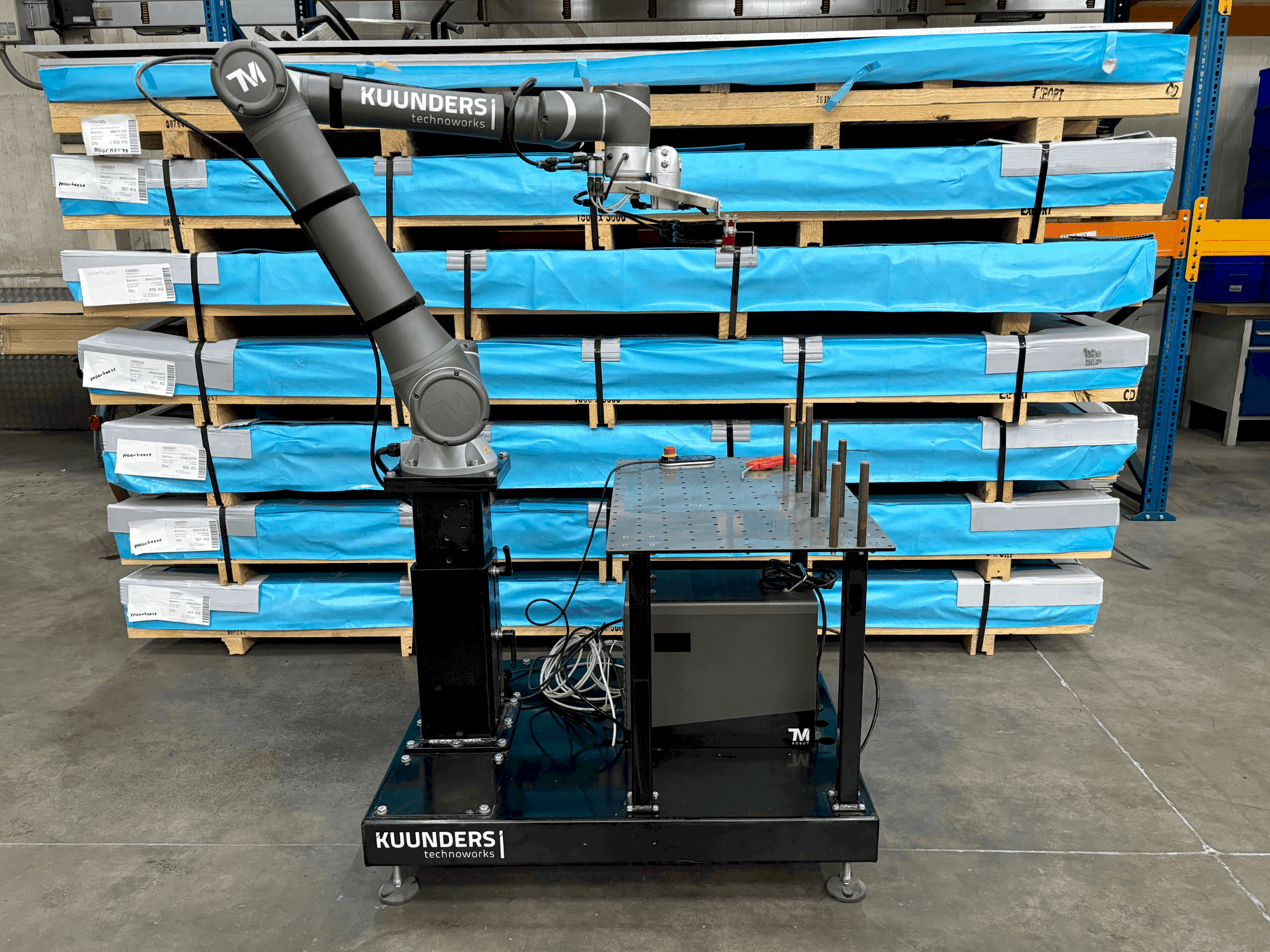 Vue de face de la machine TECHMAN ROBOT TM12