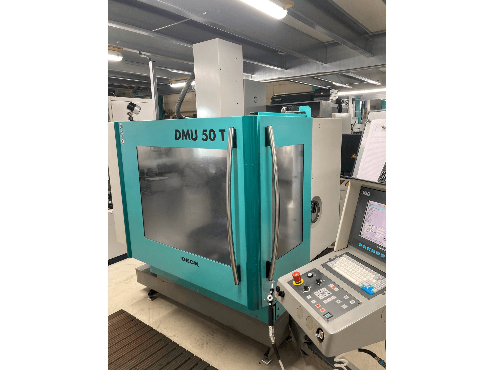 Vue de face de la machine DMG DMU 50 T