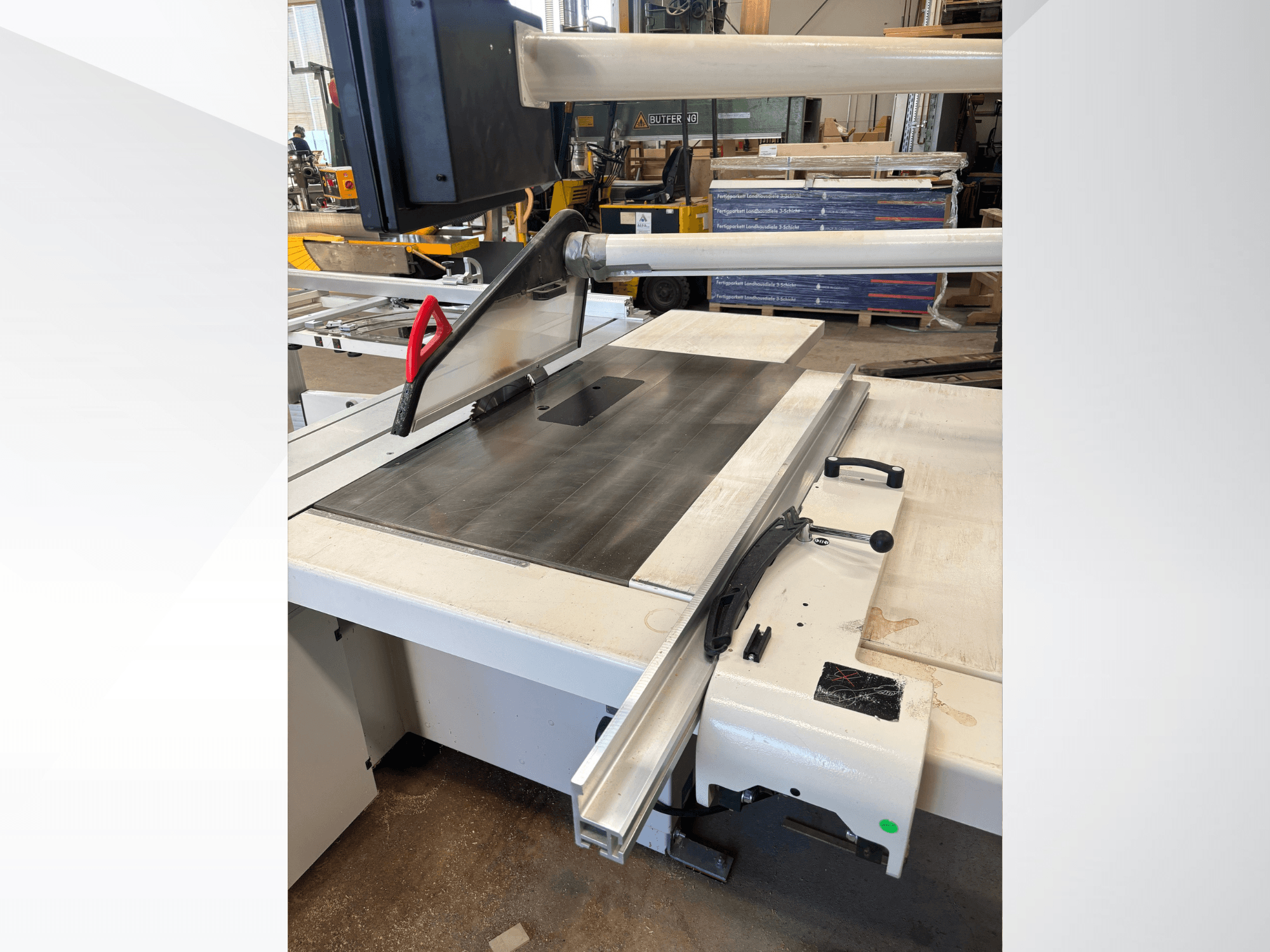 Scie à panneaux SCM SI 5 avec table et guide métalliques, vue de profil, mettant en évidence la lame et le dispositif de protection.