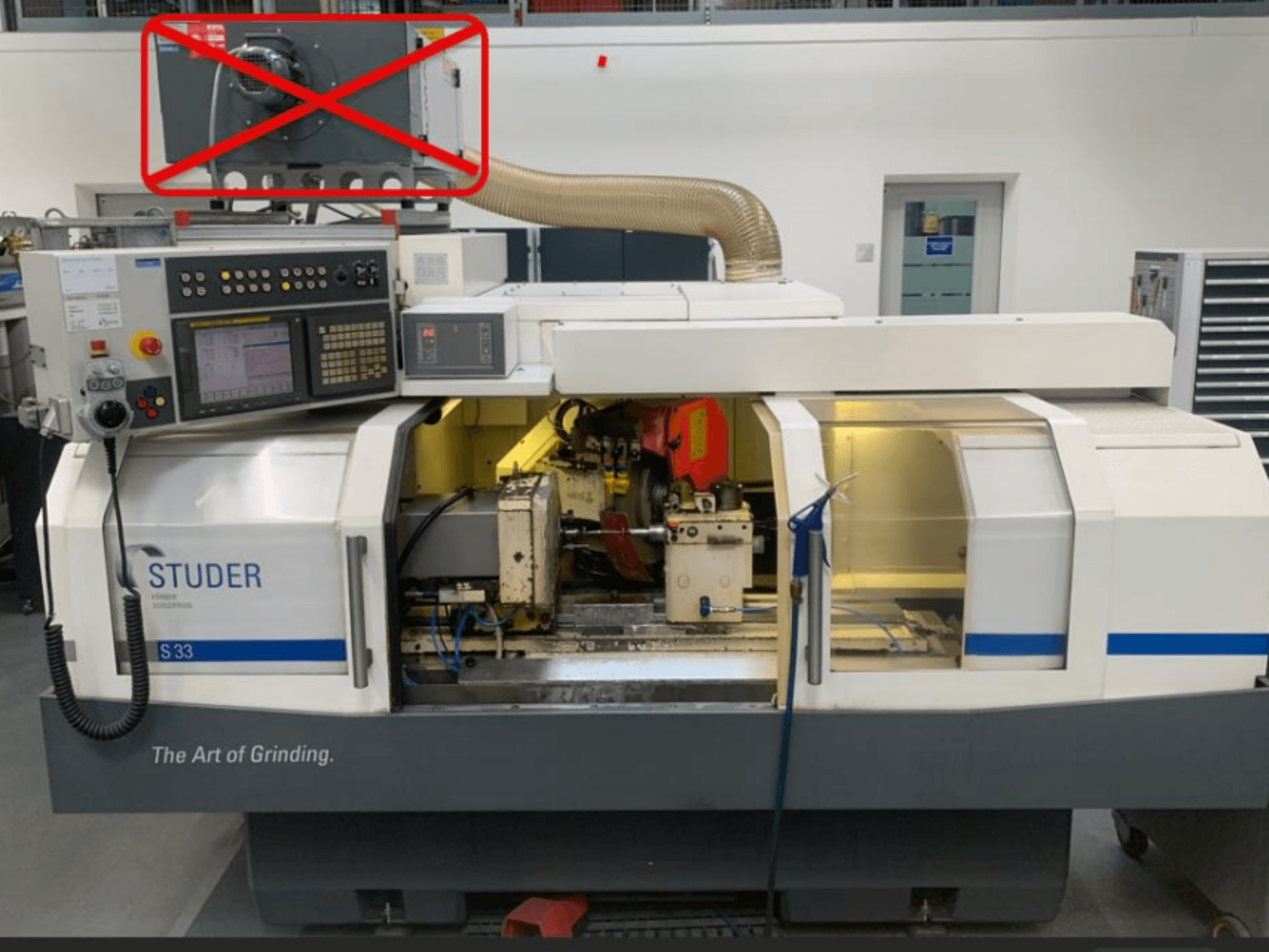 Rectifieuse cylindrique Studer S33, vue de face montrant le panneau de commande et les composants de rectification avec les connexions électriques visibles.
