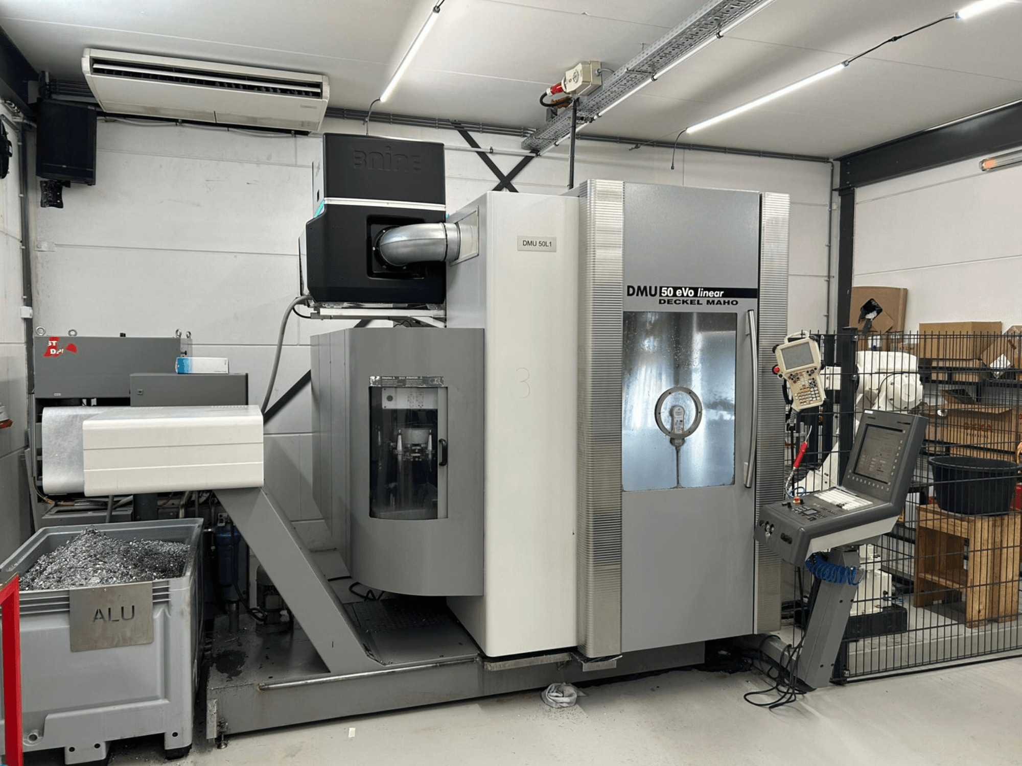 Fraiseuse linéaire DMU 50 eVo de Deckel Maho, vue de face, avec panneau de commande et bac à copeaux.