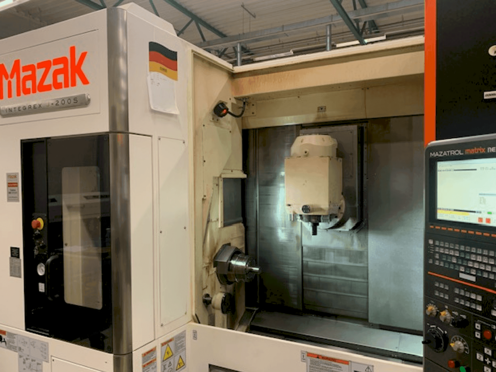 Vue de face de la machine Mazak INTEGREX J-200 S