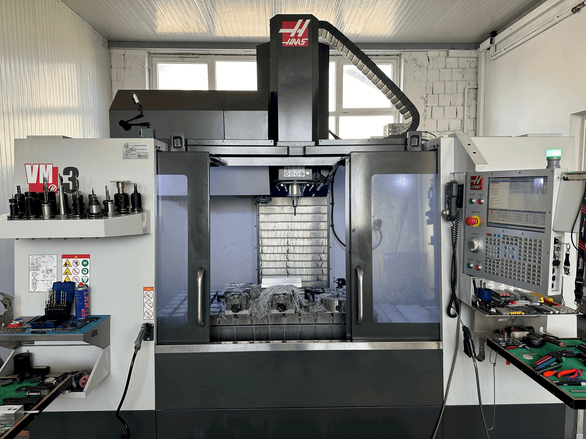 Vue de face de la machine HAAS VM-3