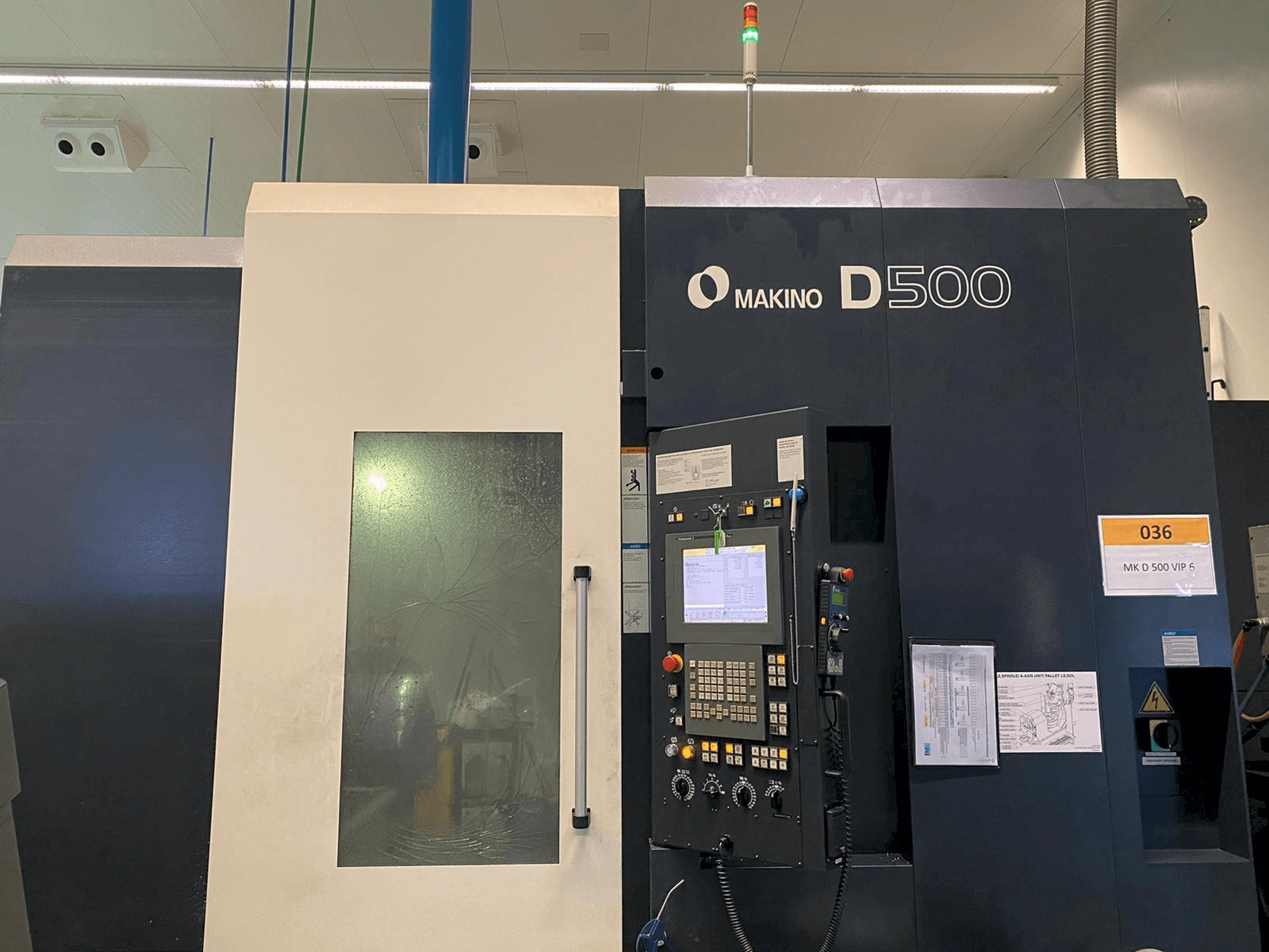Vue de face de la machine Makino D500