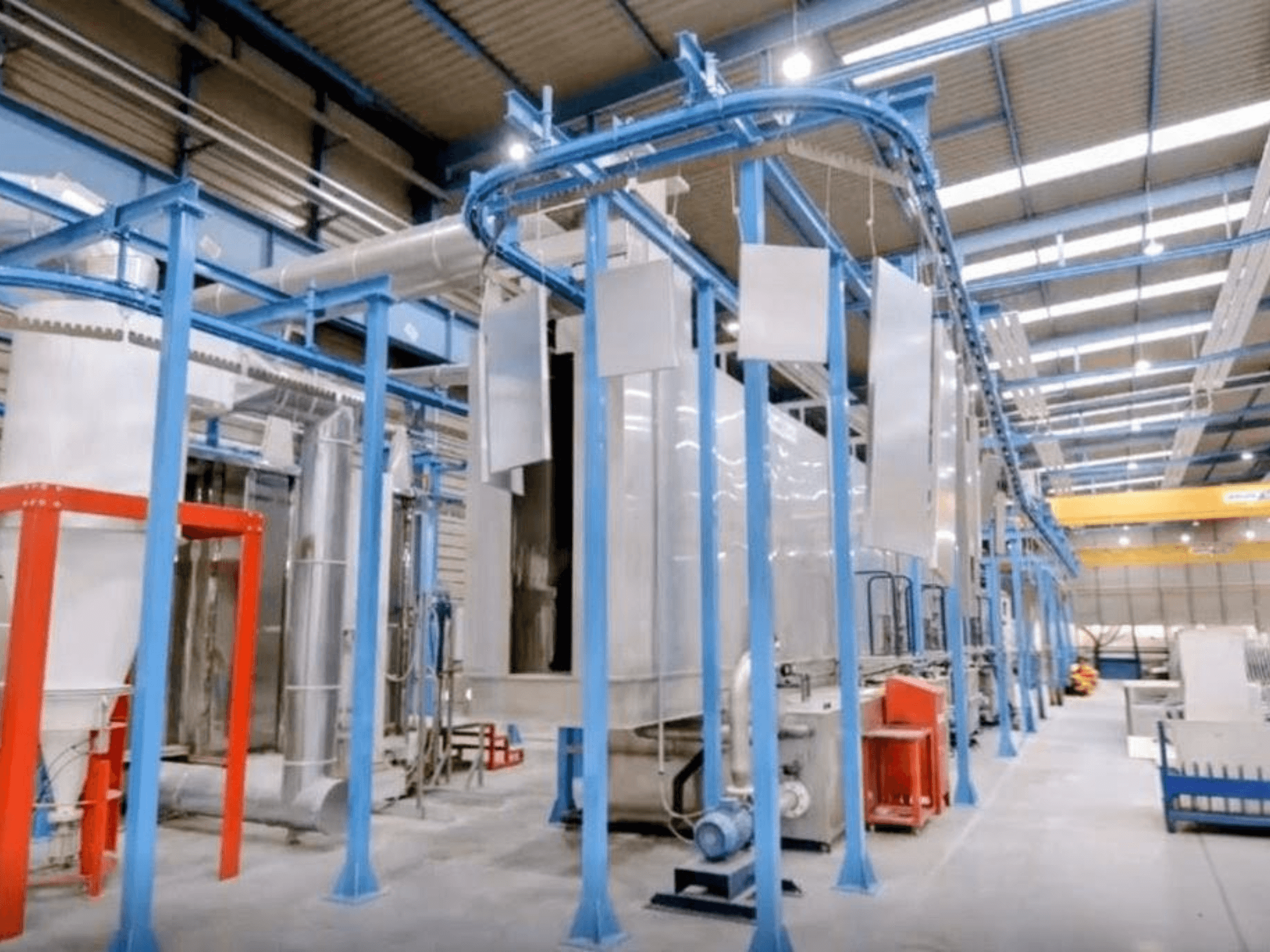 Vue de face de la machine de découpe de tôle CABYCAL LPP dans un vaste espace industriel, mettant en valeur la structure bleue et l'installation des machines.