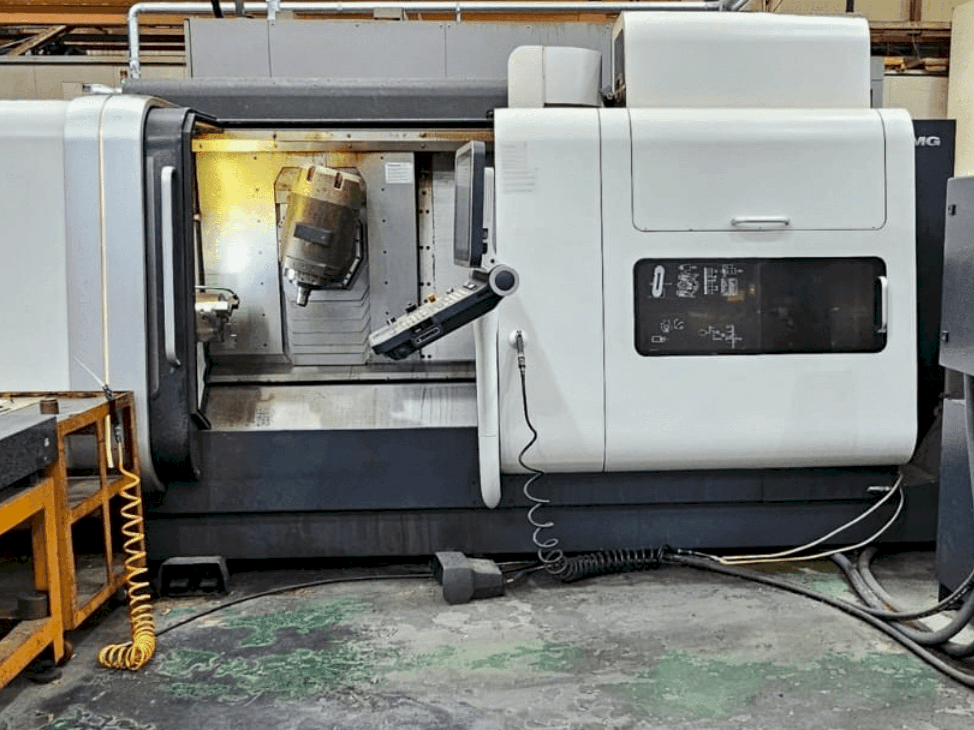 Vue de face de la machine DMG MORI CTX 1250 TC