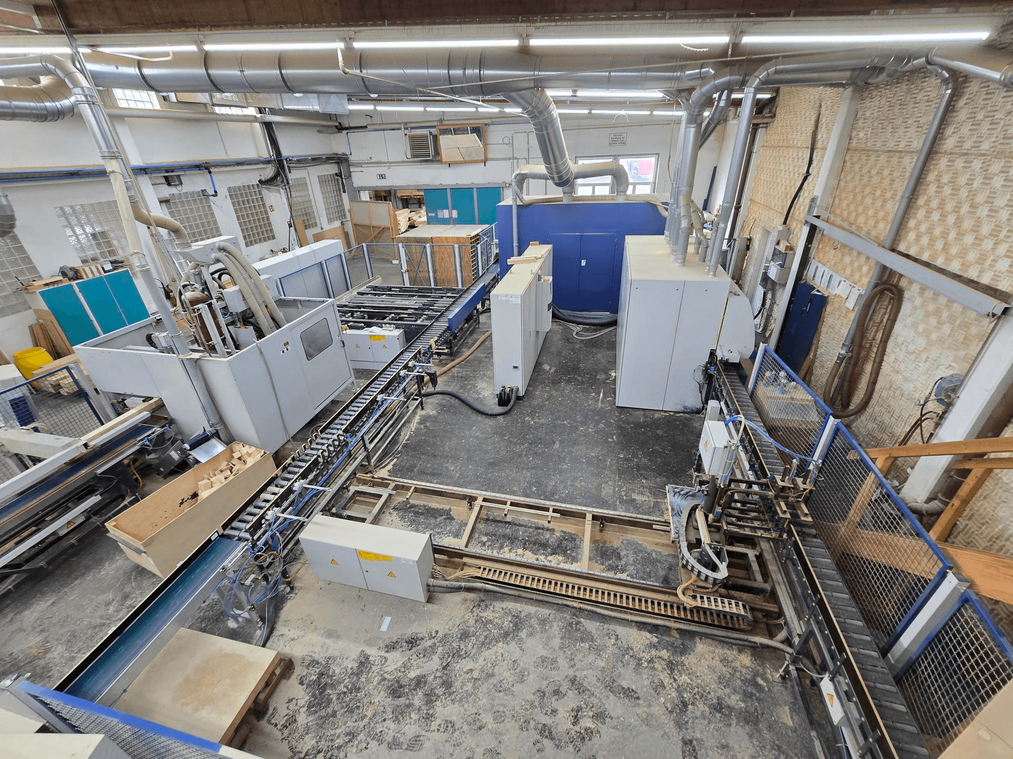 WEINIG DIMTER Unirex 2000 SPB ligne complète de production de bois dans une usine, vue aérienne montrant les machines et le système de convoyage.