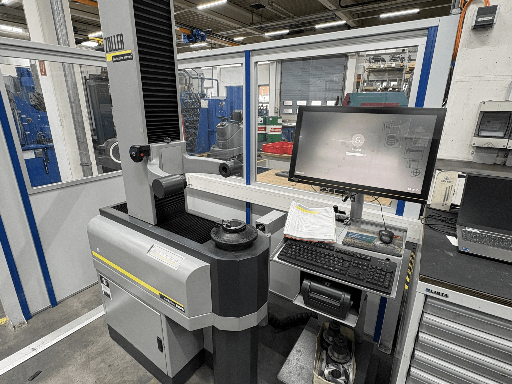 Machine de mesure optique Zoller Venturion 600/8 dans un atelier, comprenant un moniteur, un clavier et une plate-forme de mesure en vue latérale.