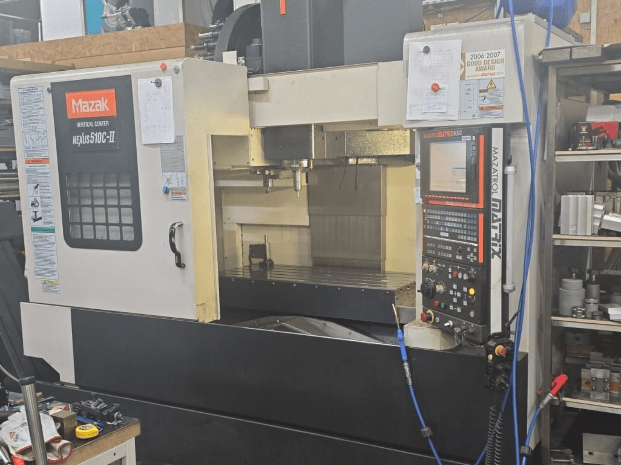 Mazak VERTICAL CENTER NEXUS 510C-II, vue de face montrant le panneau de commande, la zone d'usinage et les caractéristiques opérationnelles.
