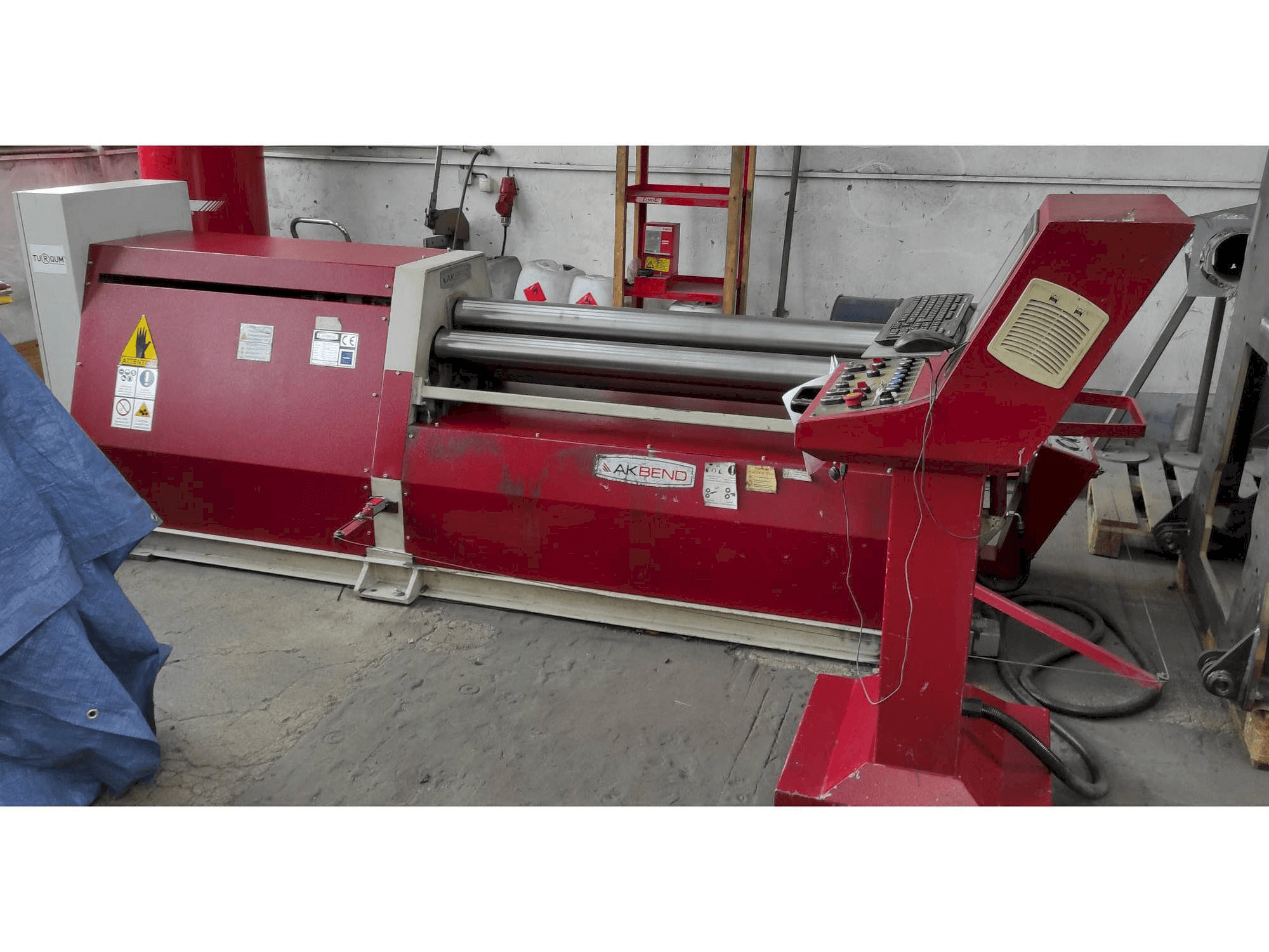 Vue de face de la machine AKBEND AHS 15/4-6