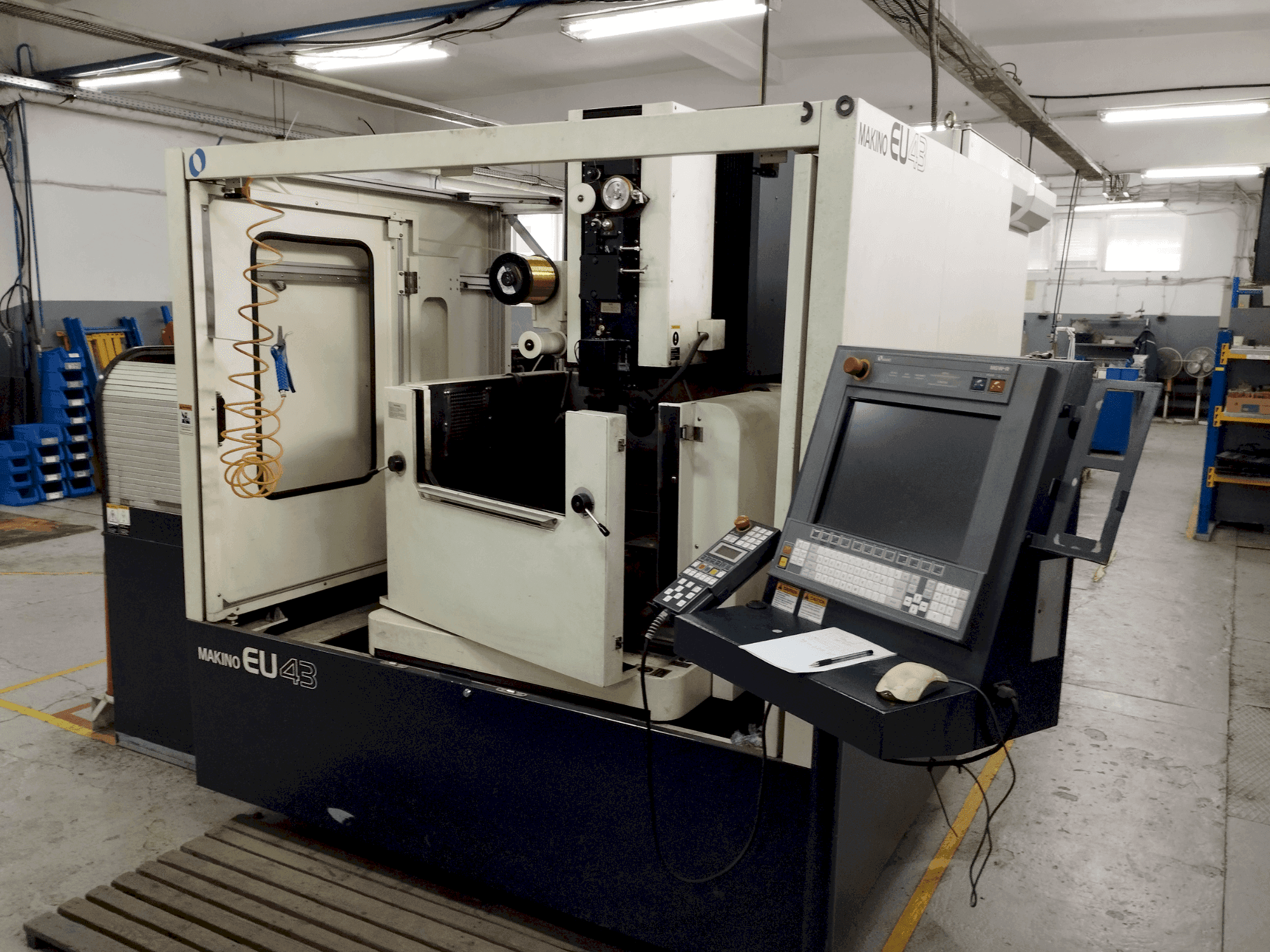 Vue de face de la machine Makino EU43