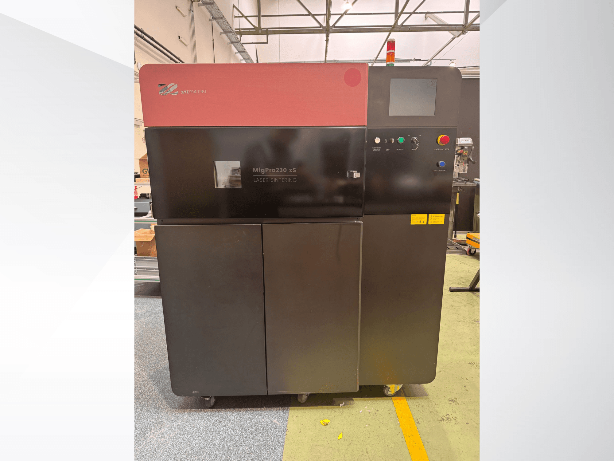 Imprimante 3D en plastique XYZprinting MfgPro230 xS vue de face, avec panneau de commande et voyants d'avertissement.