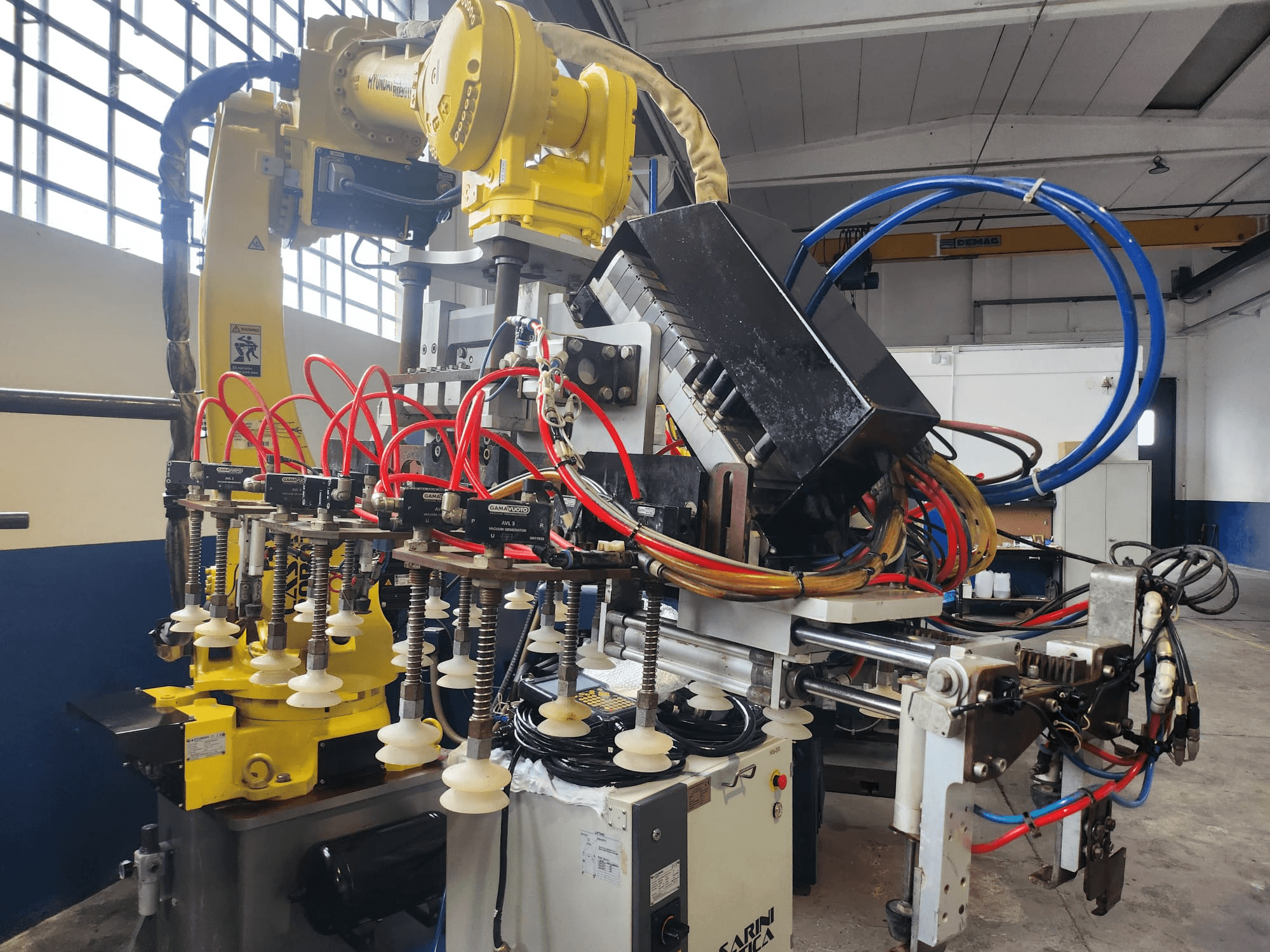 Bras robotique Hyundai Hi 5a-S vu de face, comportant de nombreux tuyaux, des composants de commande et un agencement complexe de câbles.