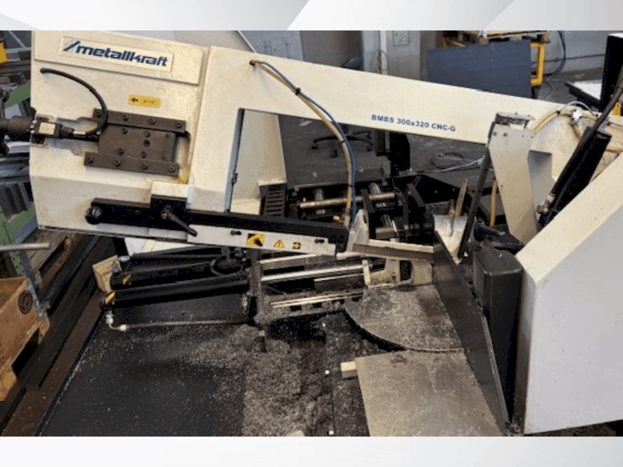 Vue de face de la machine Metallkraft BMBS 300X320