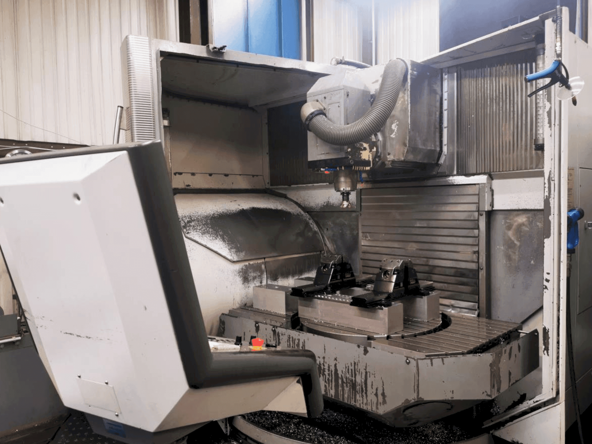 Salle de travail de la machine DECKEL MAHO DMU 100T