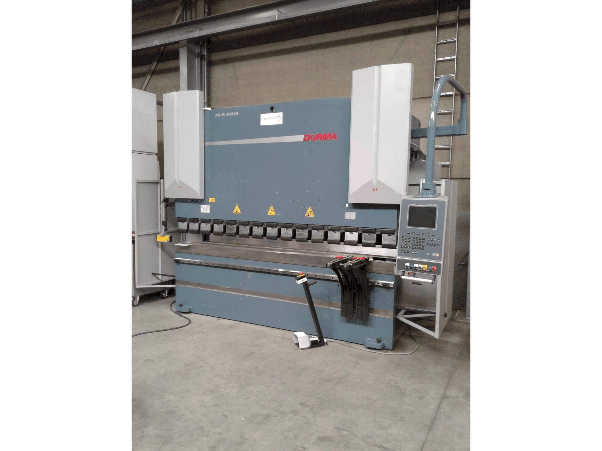 Vue de face de la machine Durma AD-R 30220