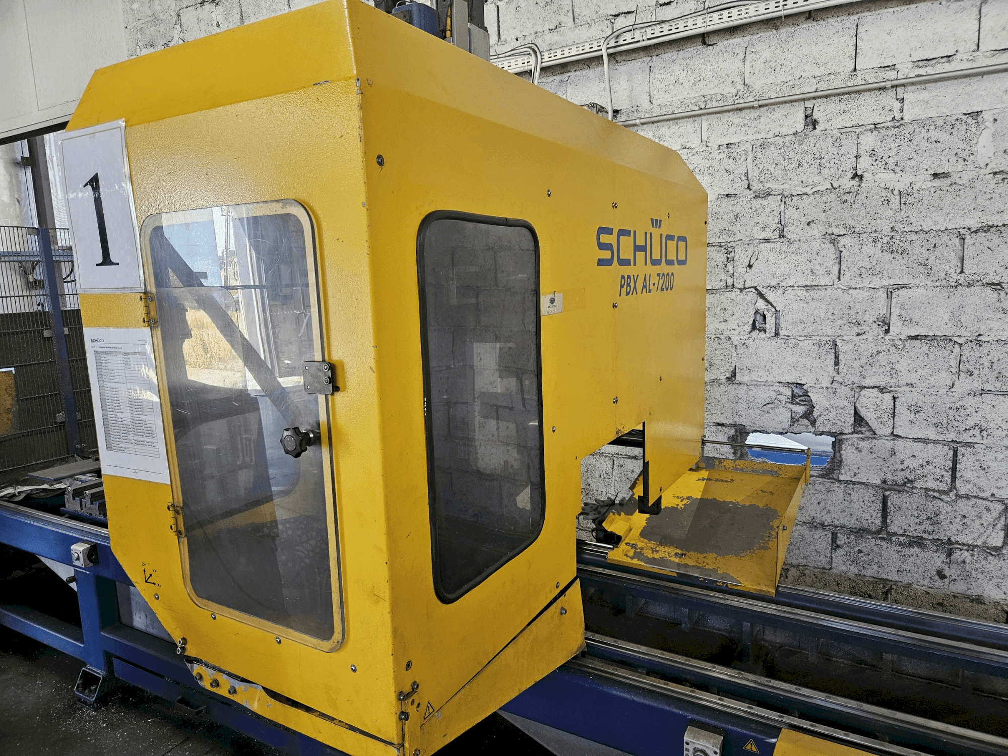 Vue de face de la machine SCHÜCO PBX AL-7200