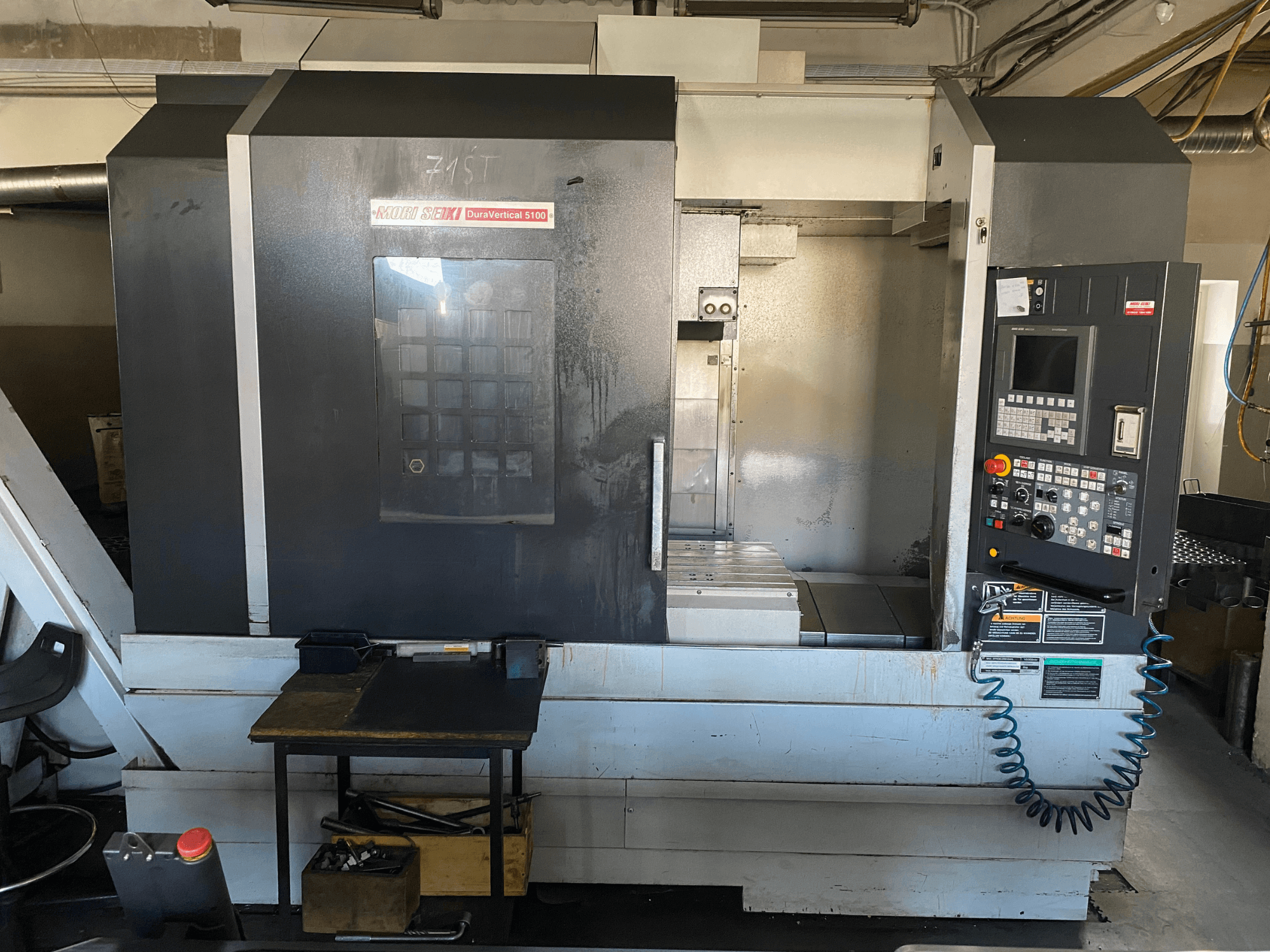 Vue de face de la MORI SEIKI DuraVertical 5100, mettant en évidence le panneau de commande, la zone de travail et les détails de la machine.