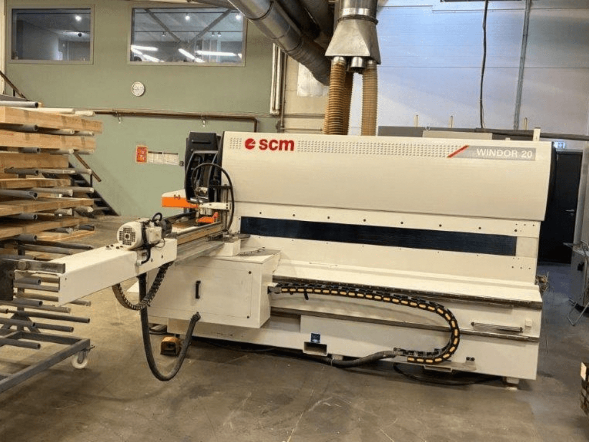 Machine d'usinage du bois SCM Windor 20 dans un atelier, vue de face, mettant en évidence le panneau de commande et le mécanisme d'alimentation.