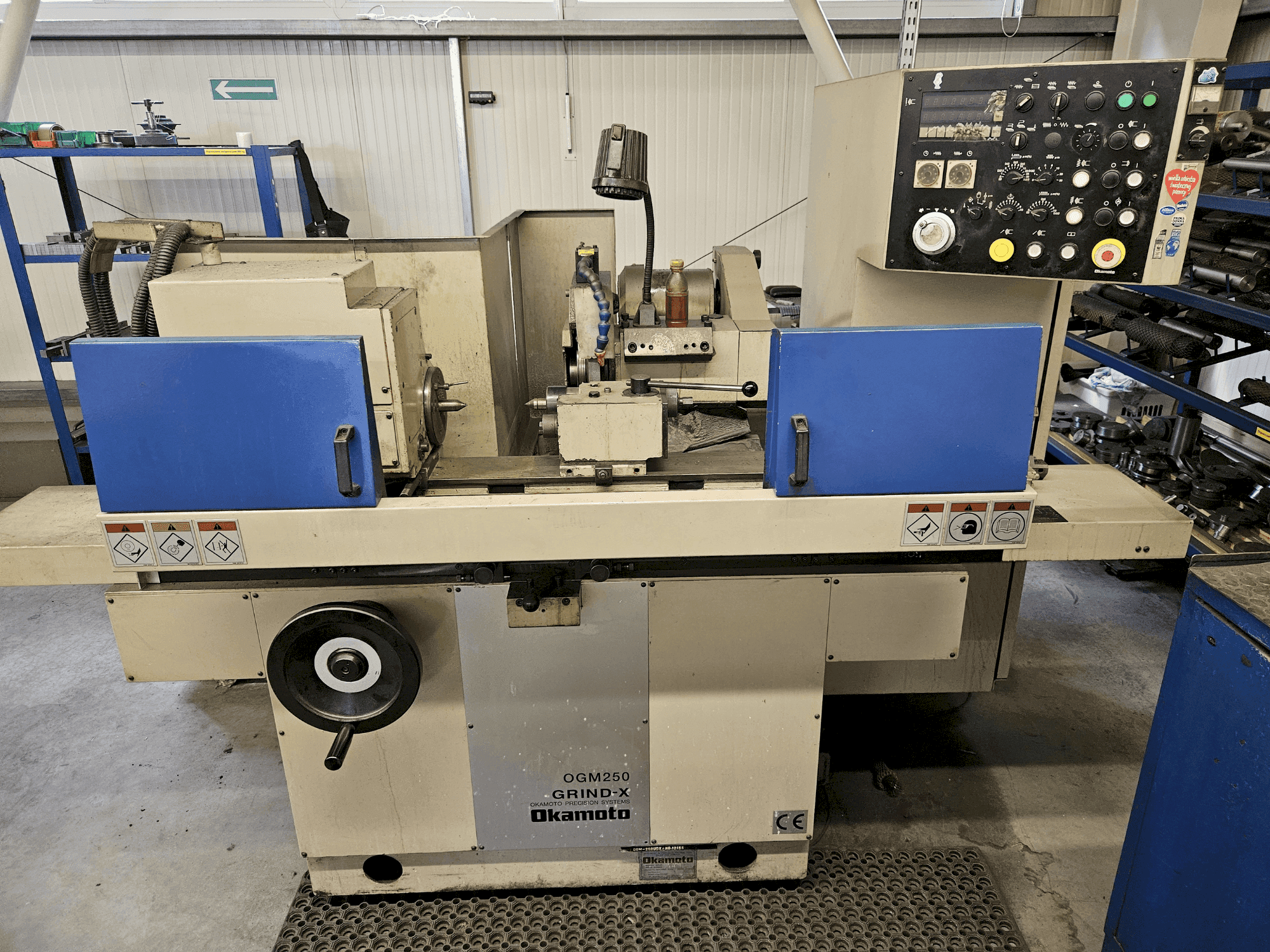 Vue de face de la machine OKAMOTO OGM 250UDX GRIND-X