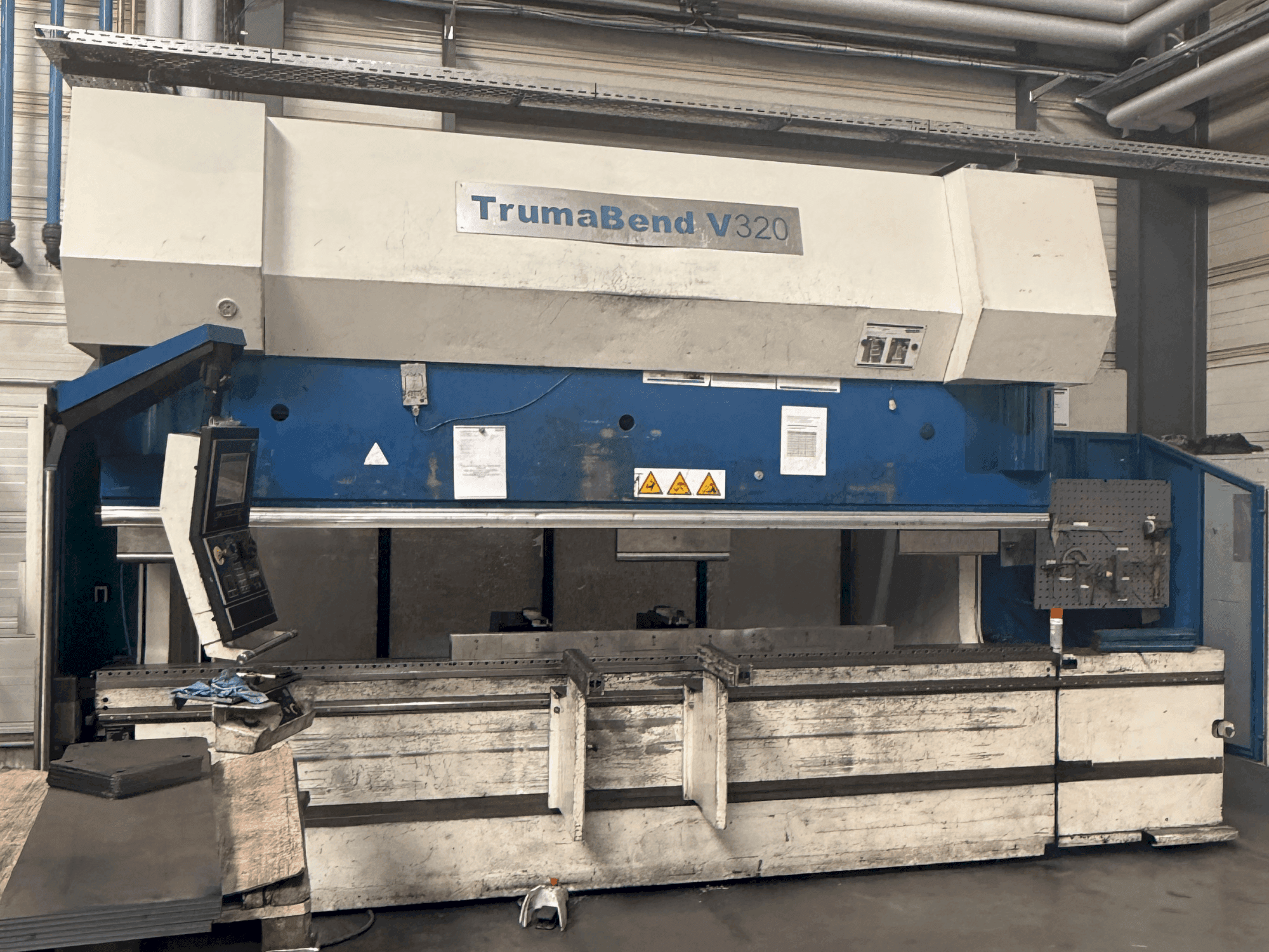 Vue de face de la machine TRUMPF TrumaBend V320