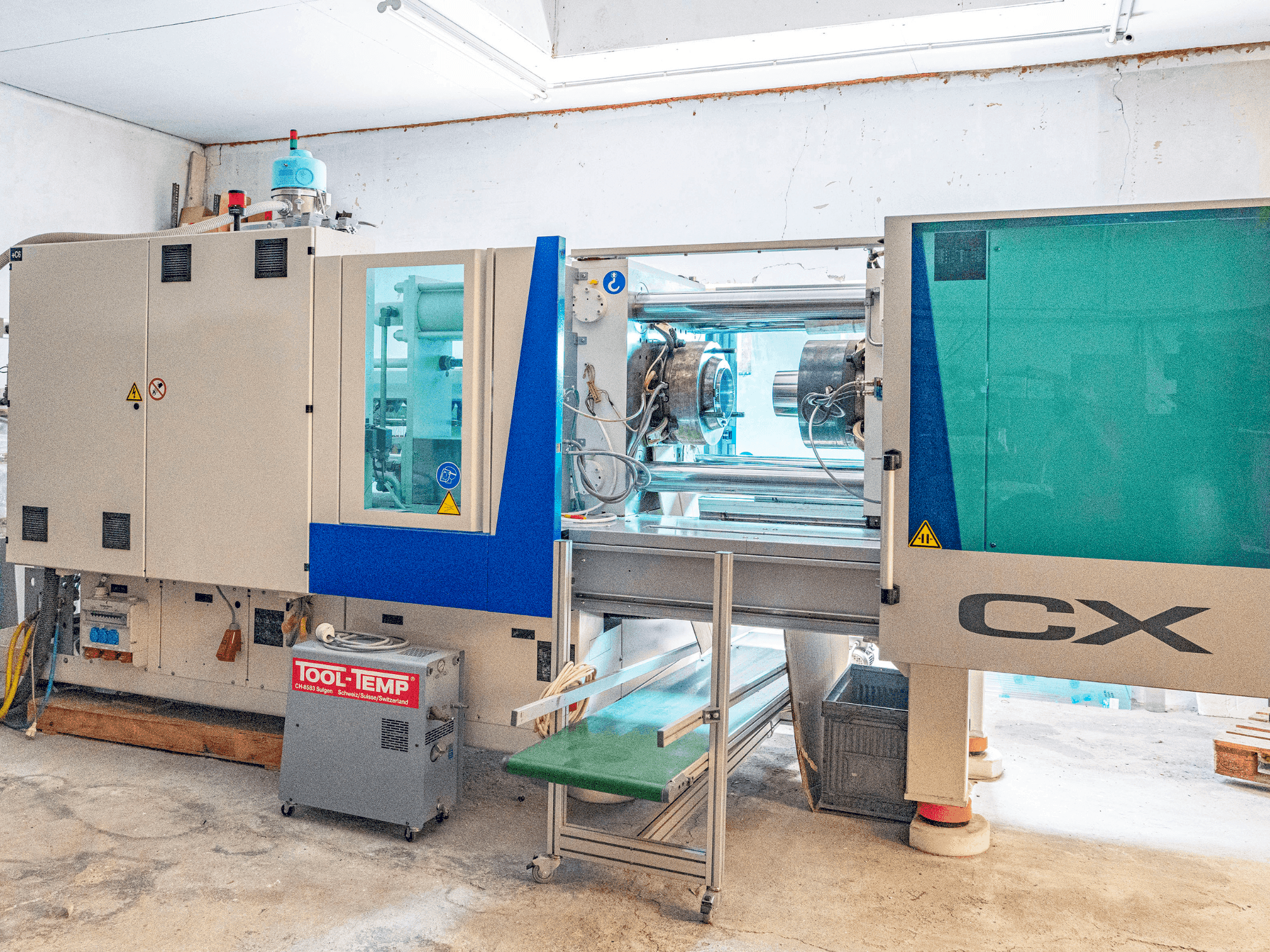 Vue de face de la machine Krauss Maffei KM 200 CX 1400 MC5