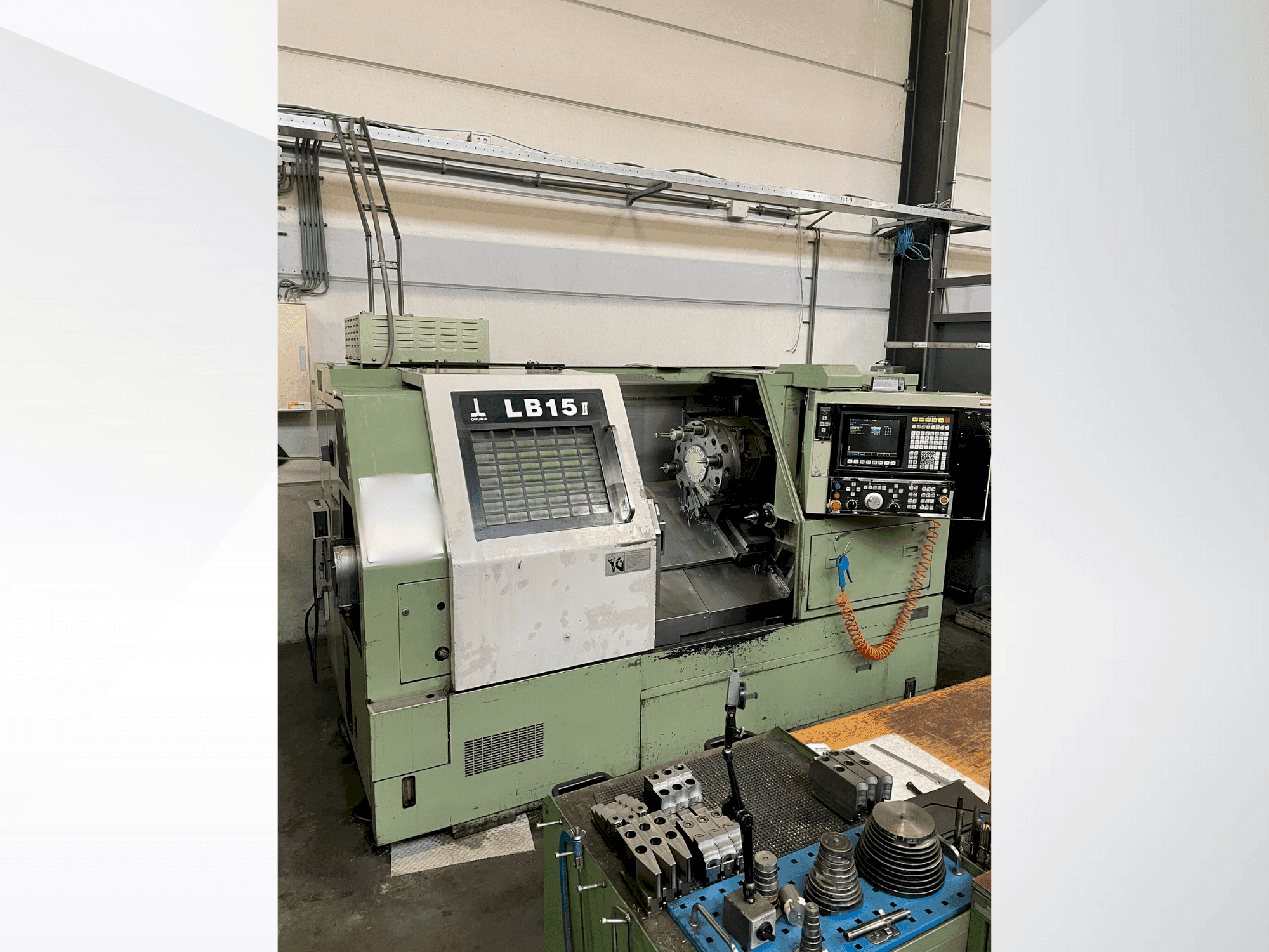 Vue de face de la machine Okuma LB15II