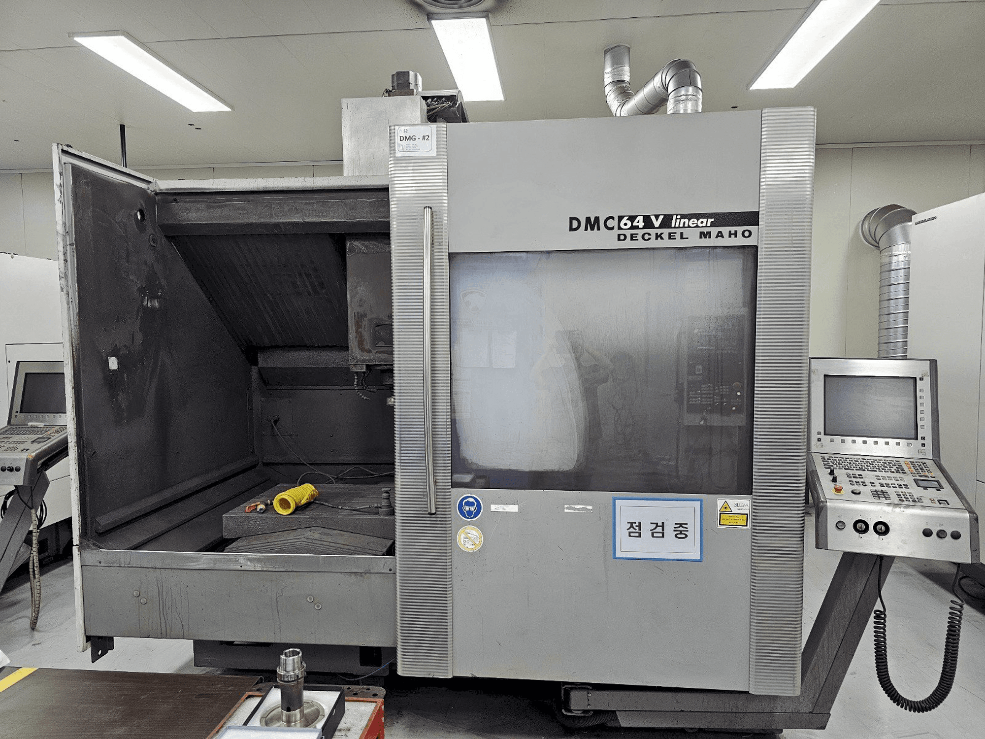 Vue de face de la machine DECKEL MAHO DMC 64V linear