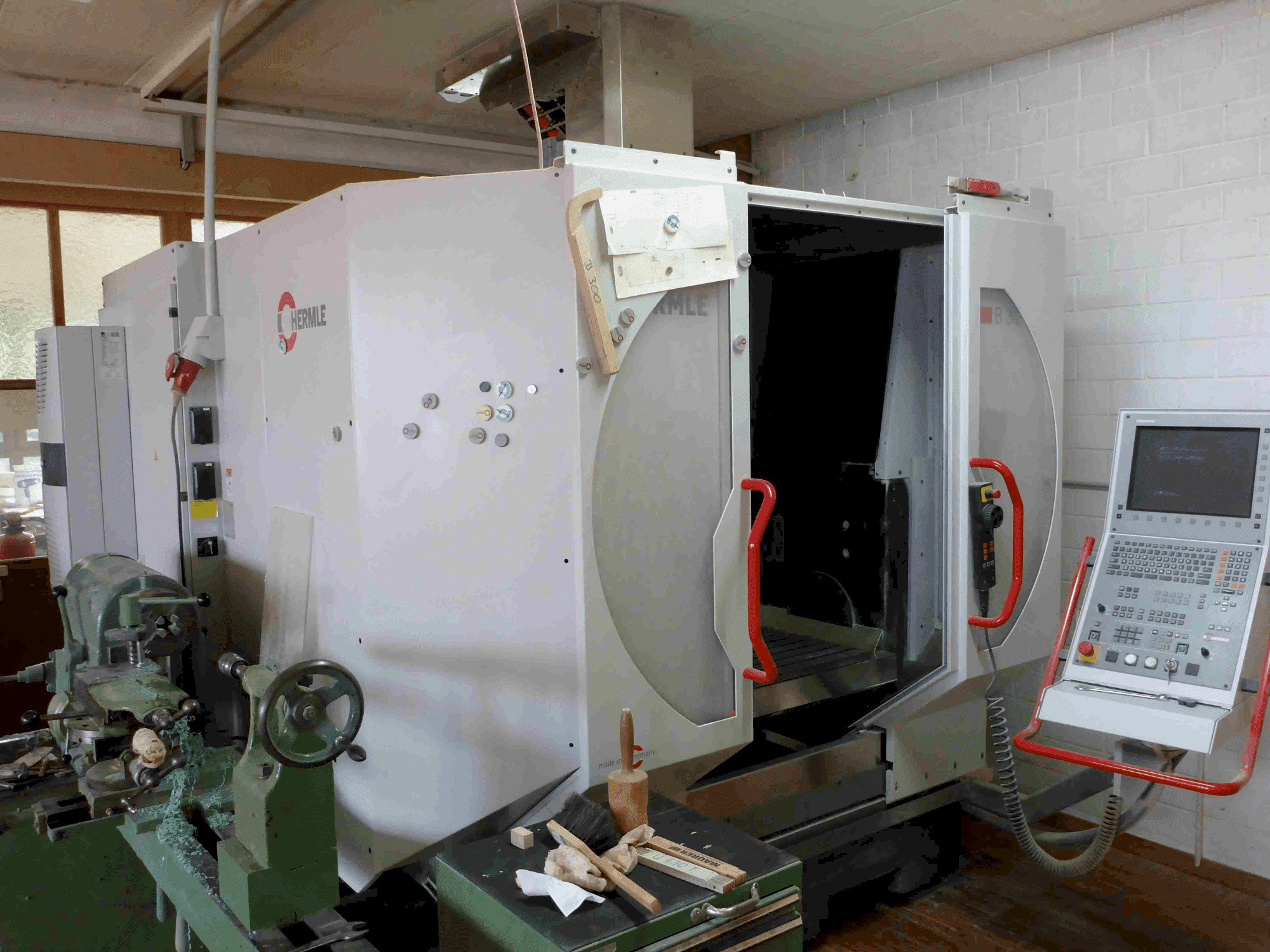 Vue de face de la machine HERMLE B 300 V