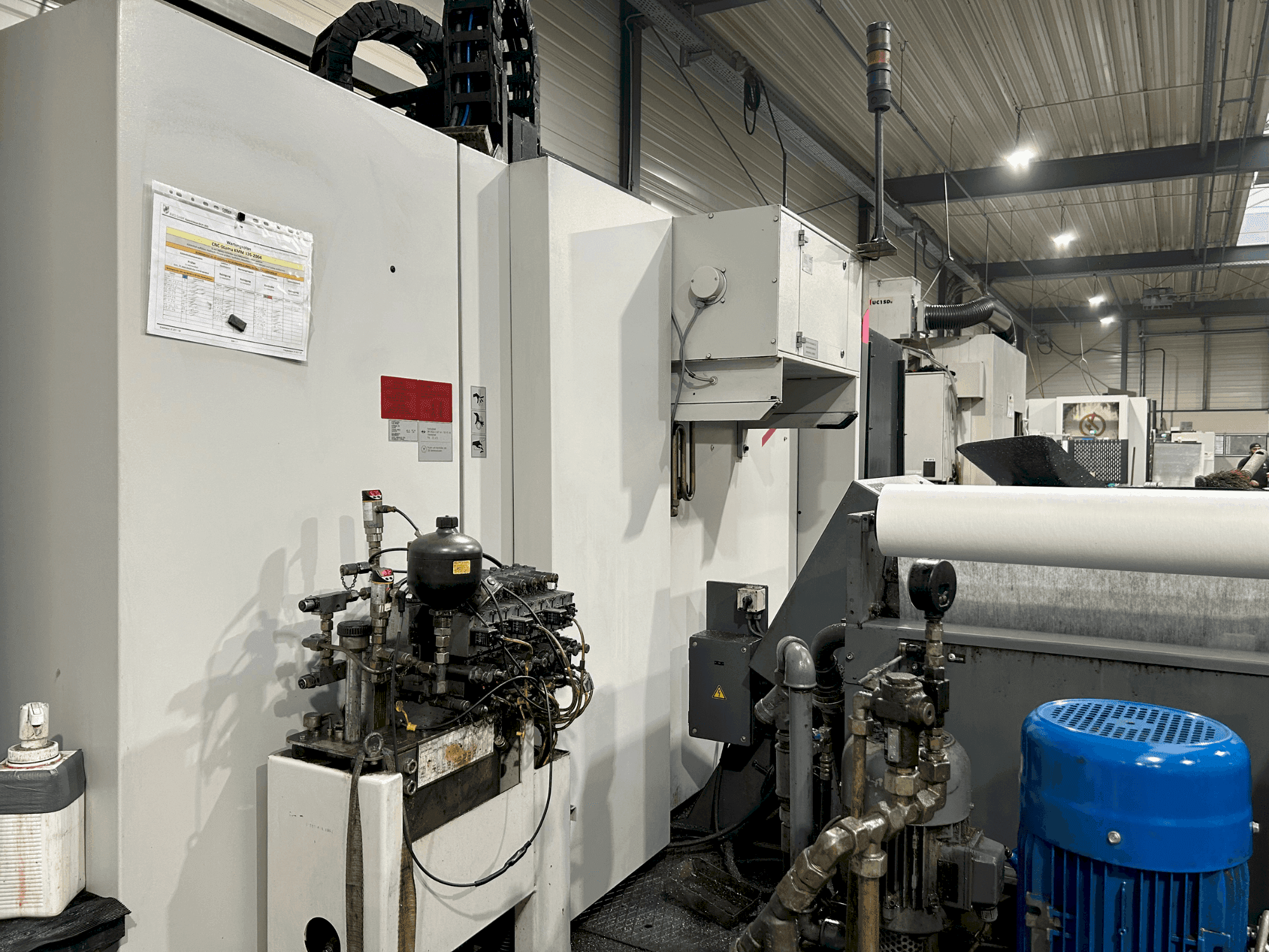 Vue de face de la machine STAMA MC 326 TWIN