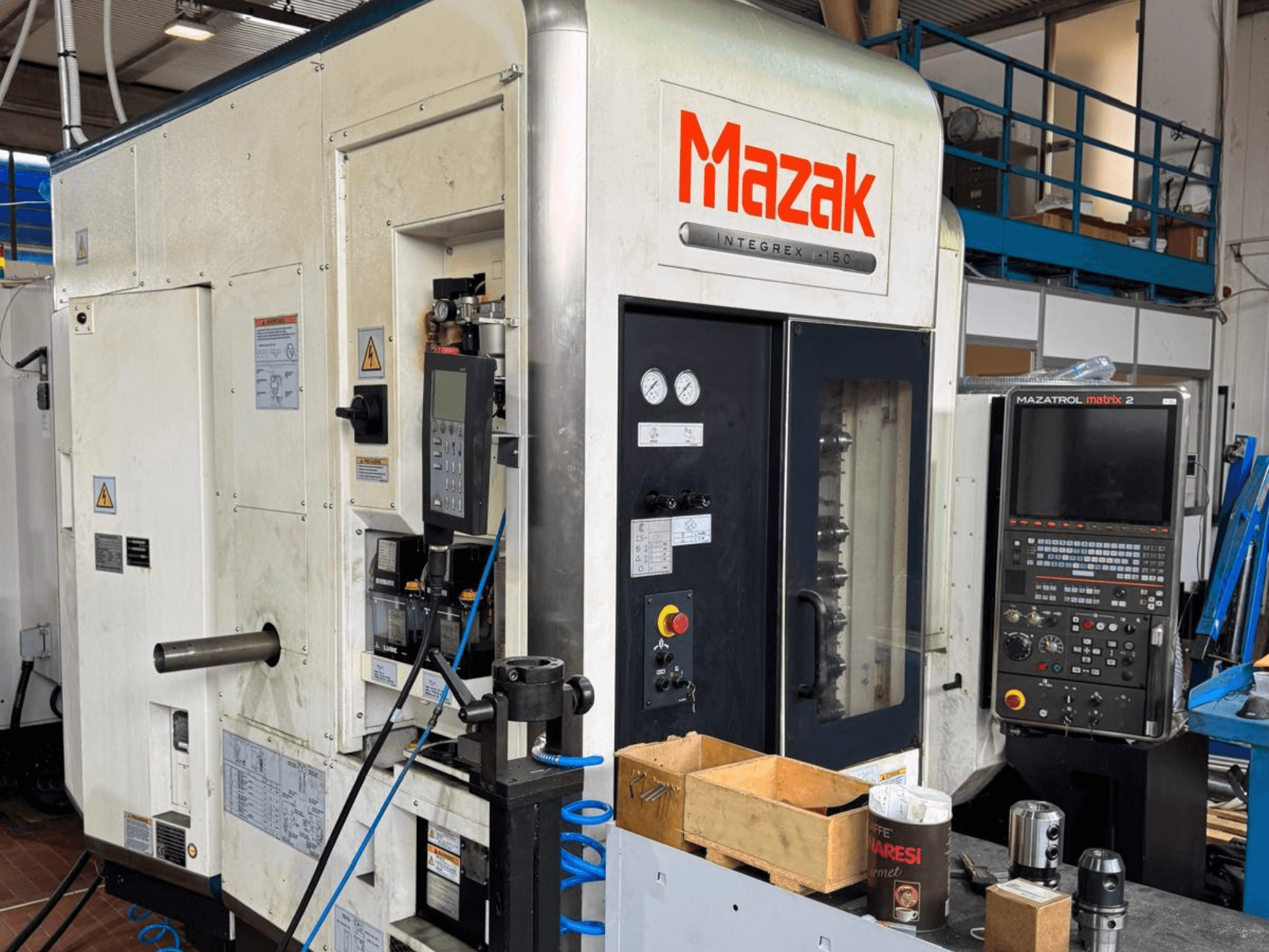 Machine CNC Mazak Integrex I-150, vue de face ; comprend un panneau de commande, un porte-outil et des jauges opérationnelles.