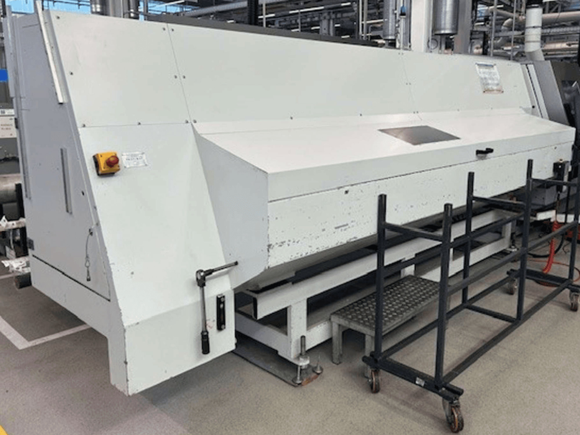 Centre de tournage-fraisage Index G 200 RATIO LINE en vue latérale, avec un corps blanc et des commandes de sécurité pour le fonctionnement.