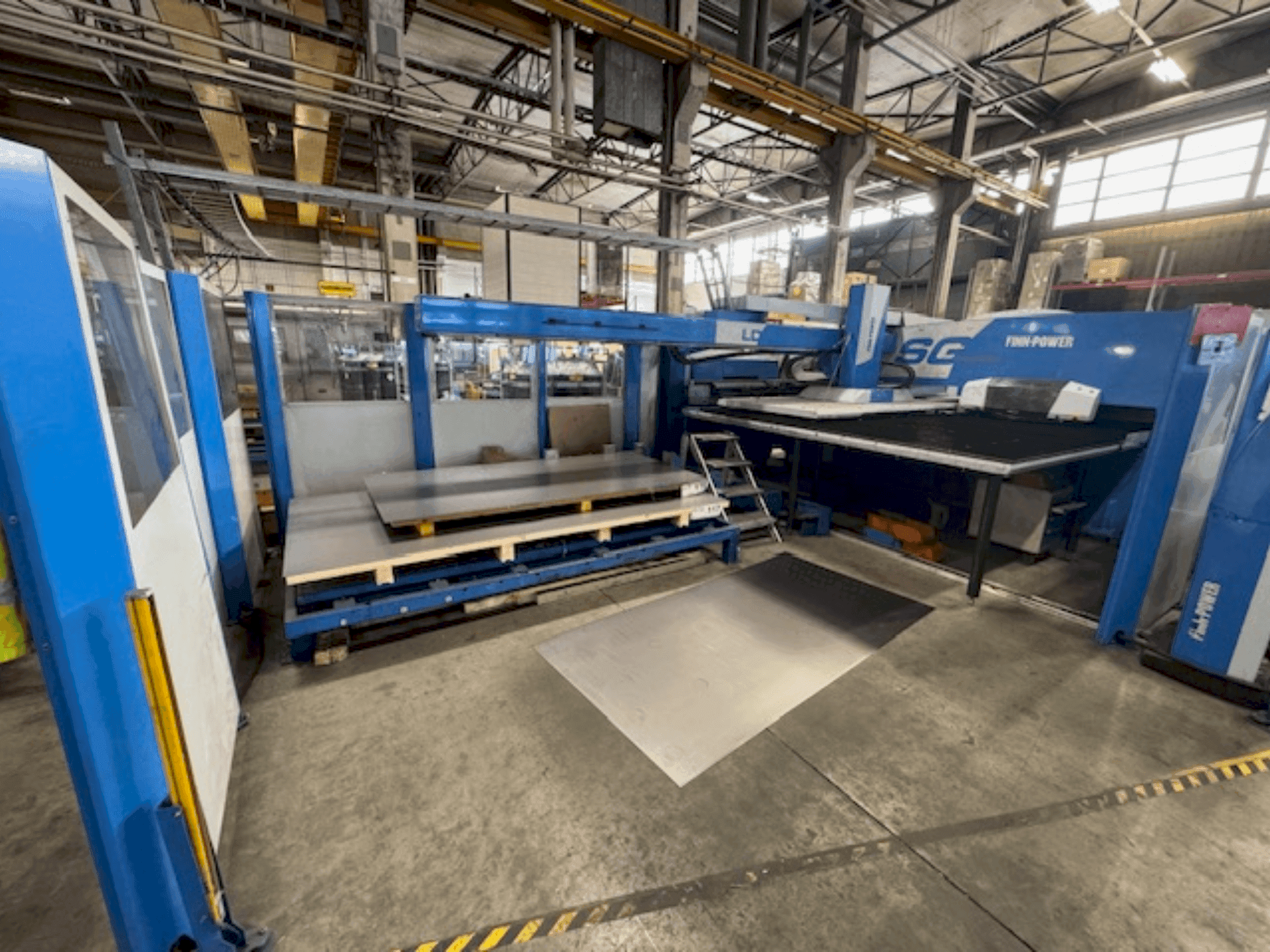 Vue de face de la machine Finn-Power SG-6