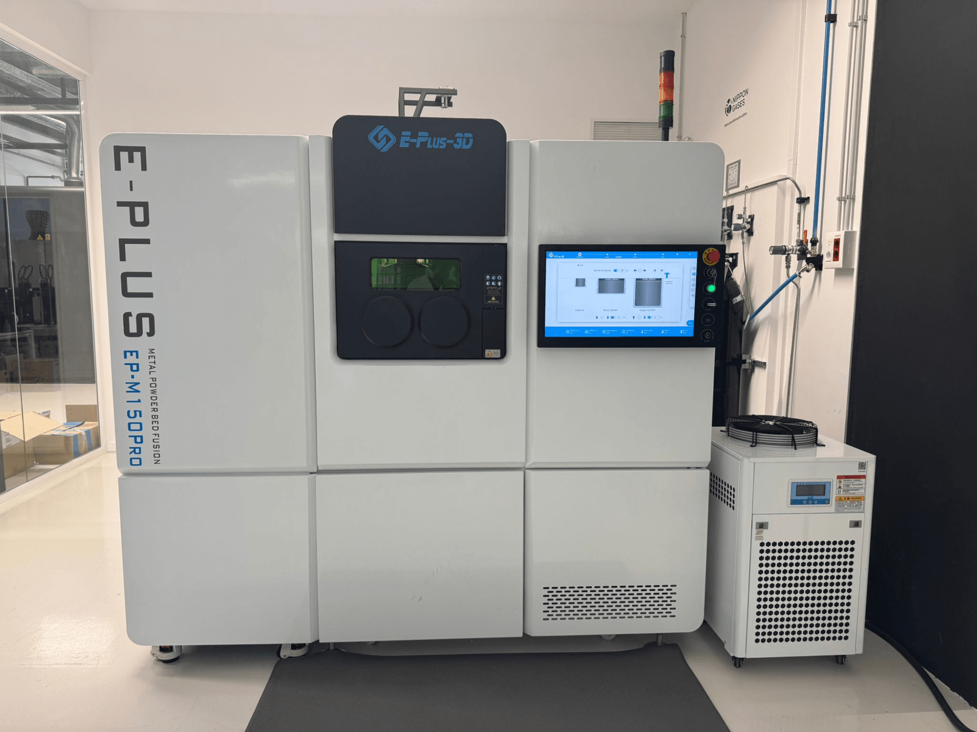 Vue de face de l'imprimante 3D plastique Eplus3D EP-M150Pro avec écran tactile et unité de refroidissement dans un espace de travail propre et bien éclairé.