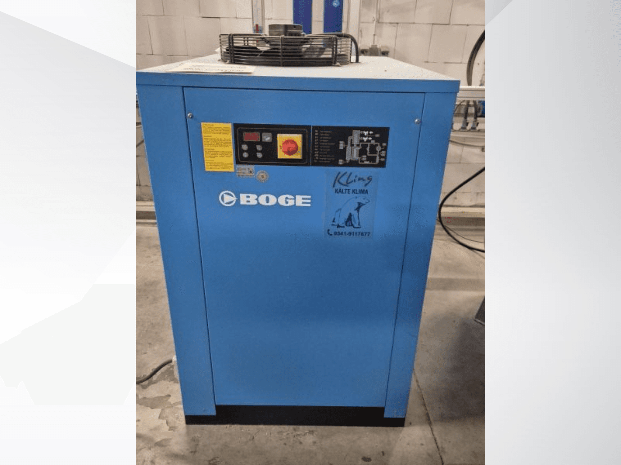 Vue avant du BOGE S 111-4, une unité de refroidissement industrielle bleue avec panneau de commande et étiquettes d'avertissement.