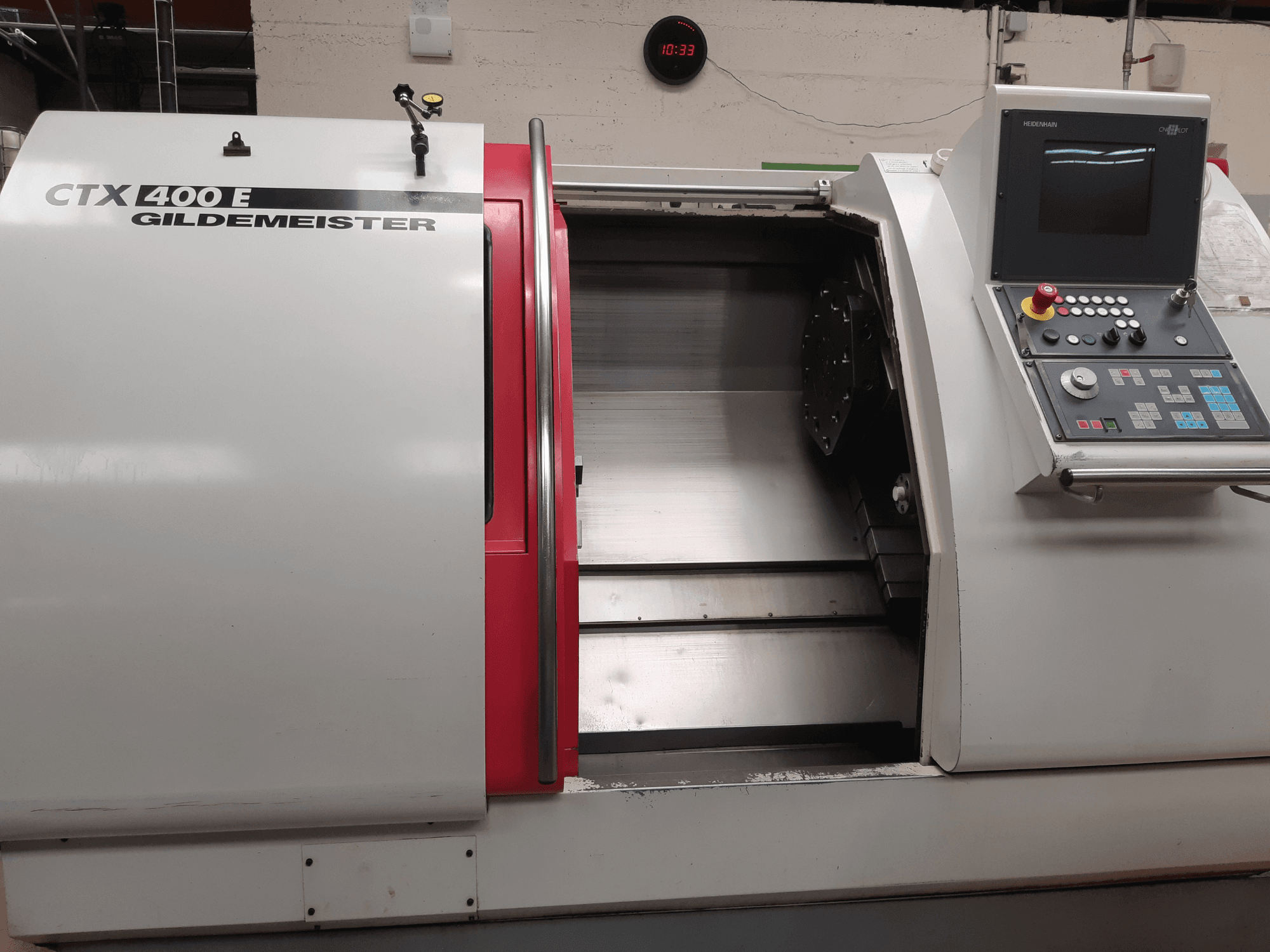 Tour horizontal Gildemeister CTX 400 E vu de profil, montrant le panneau de commande et la face avant ouverte permettant l'accès aux outils.
