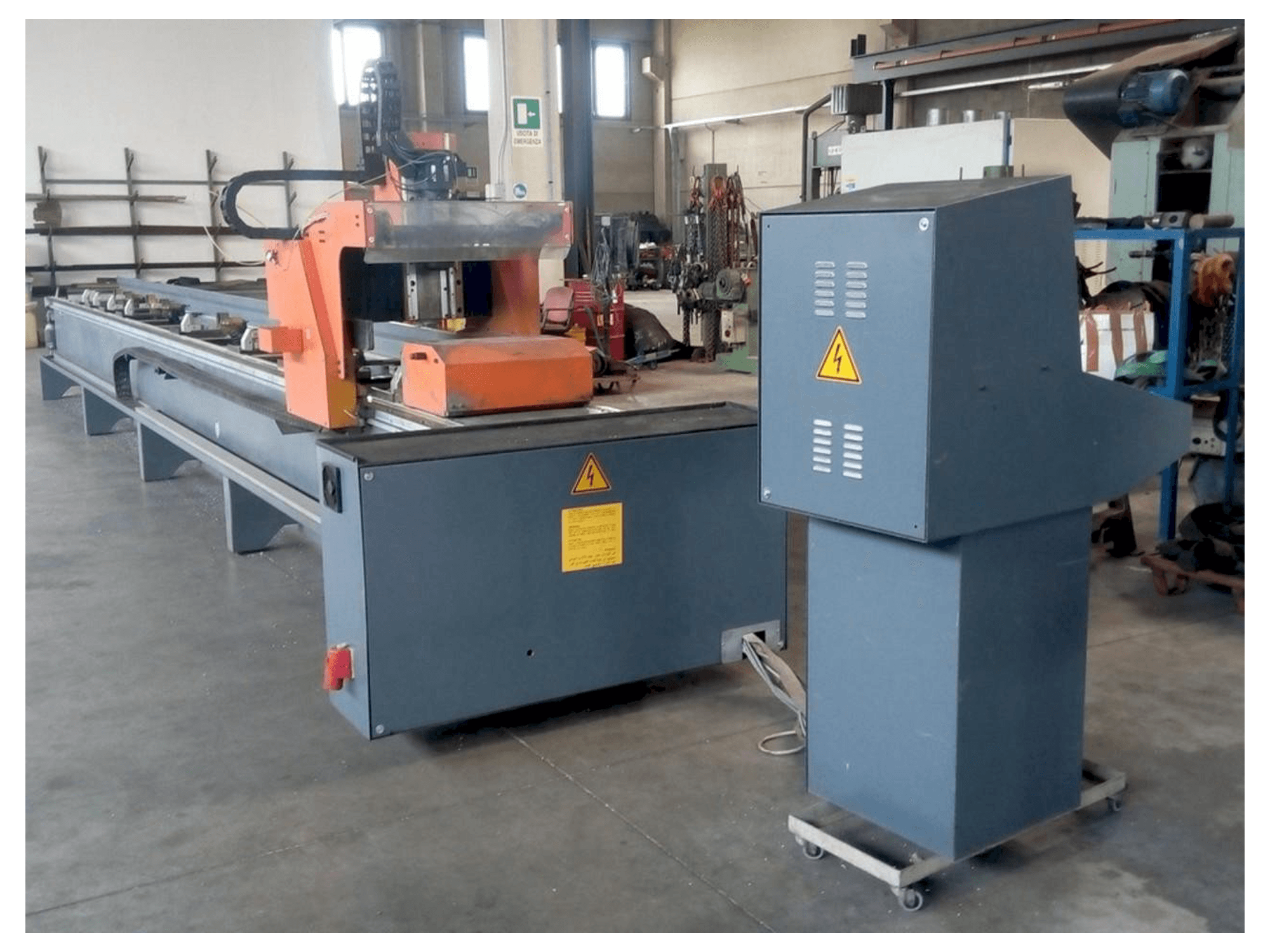 Vue de face de la machine Tekna UT 426/3