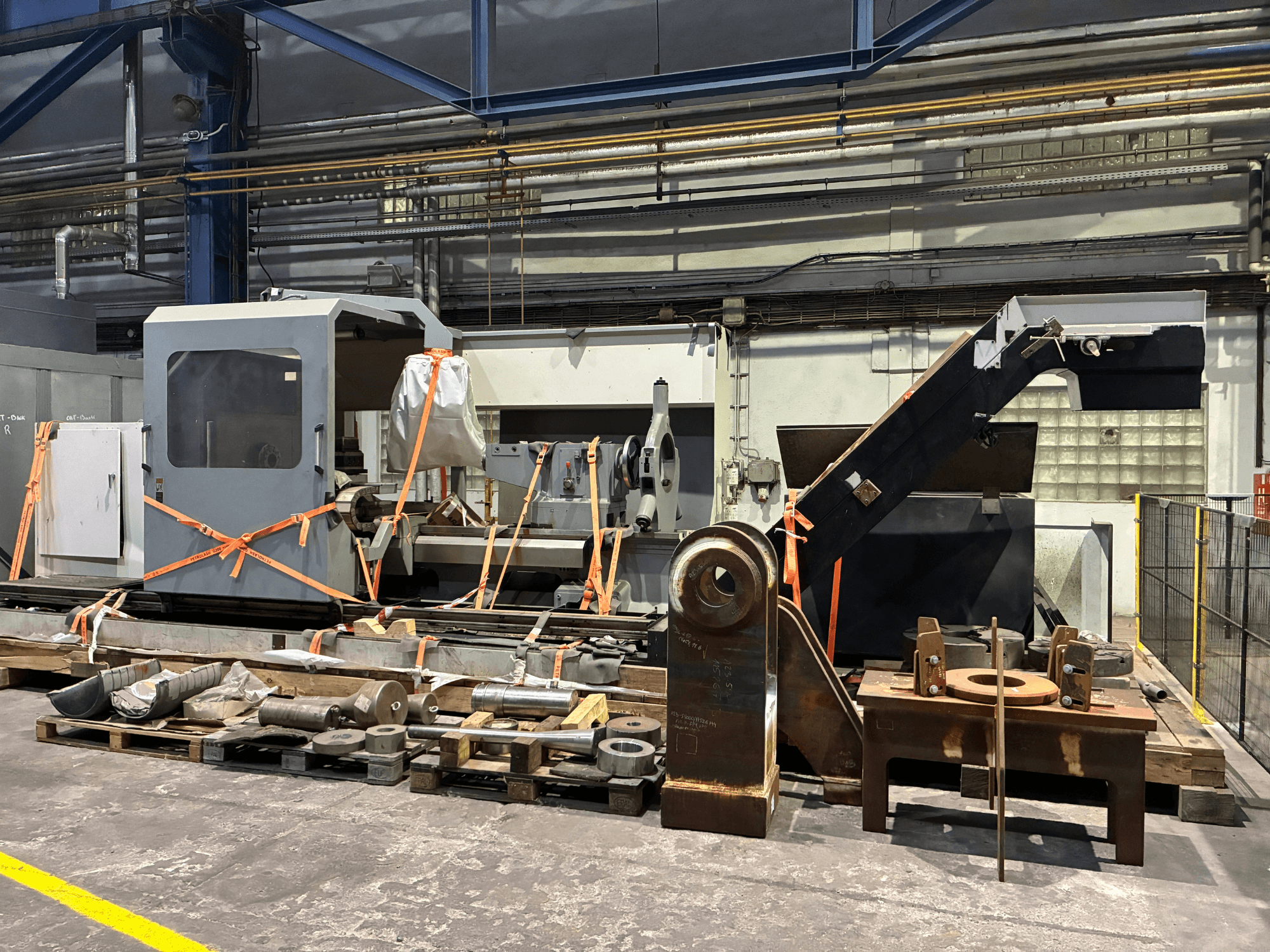 Tour horizontal Geminis GT5 G2-1000x2000, vu de face, maintenu par des sangles et entouré de divers équipements.