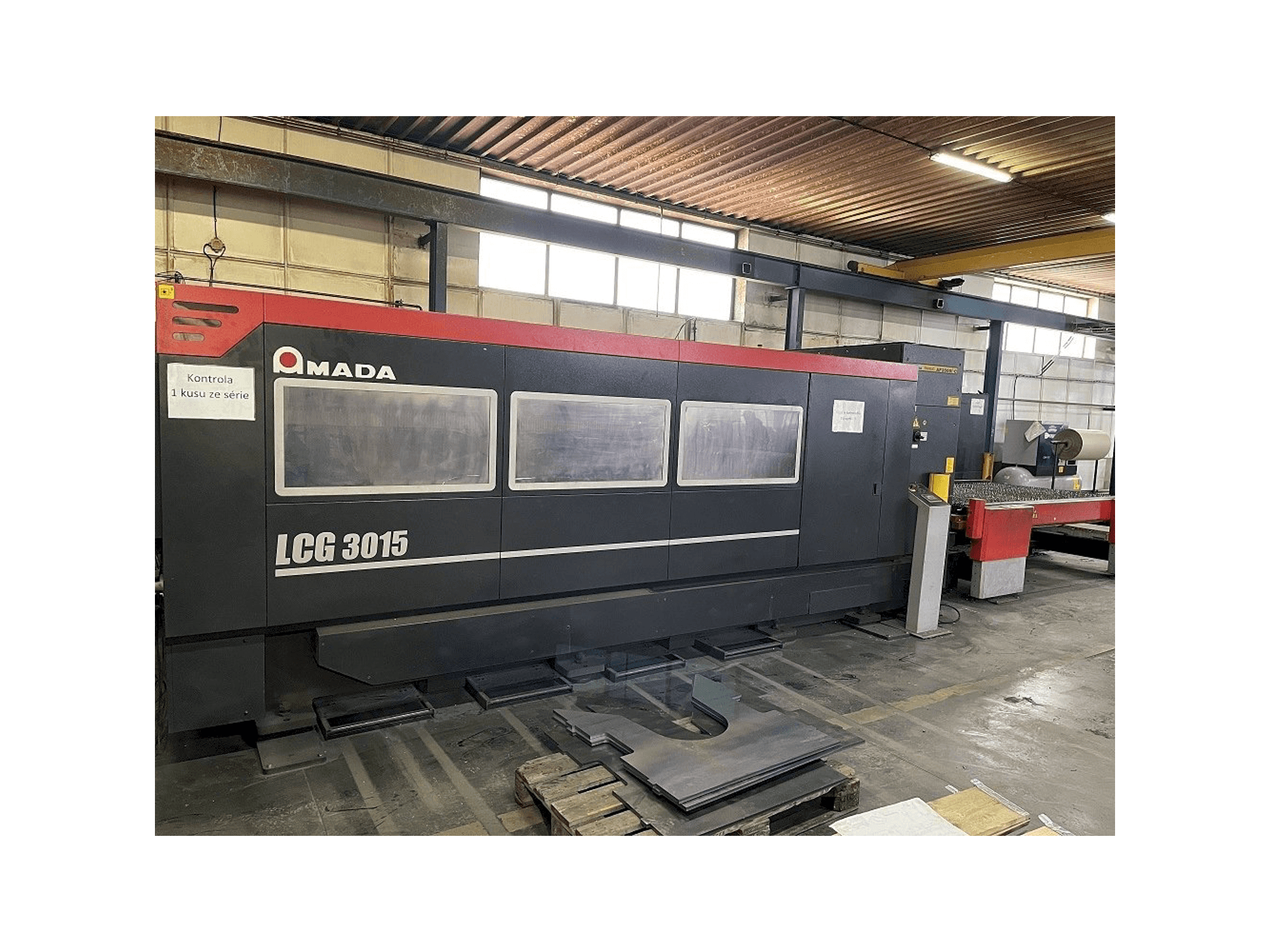 Vue de face de la machine AMADA LCG 3015