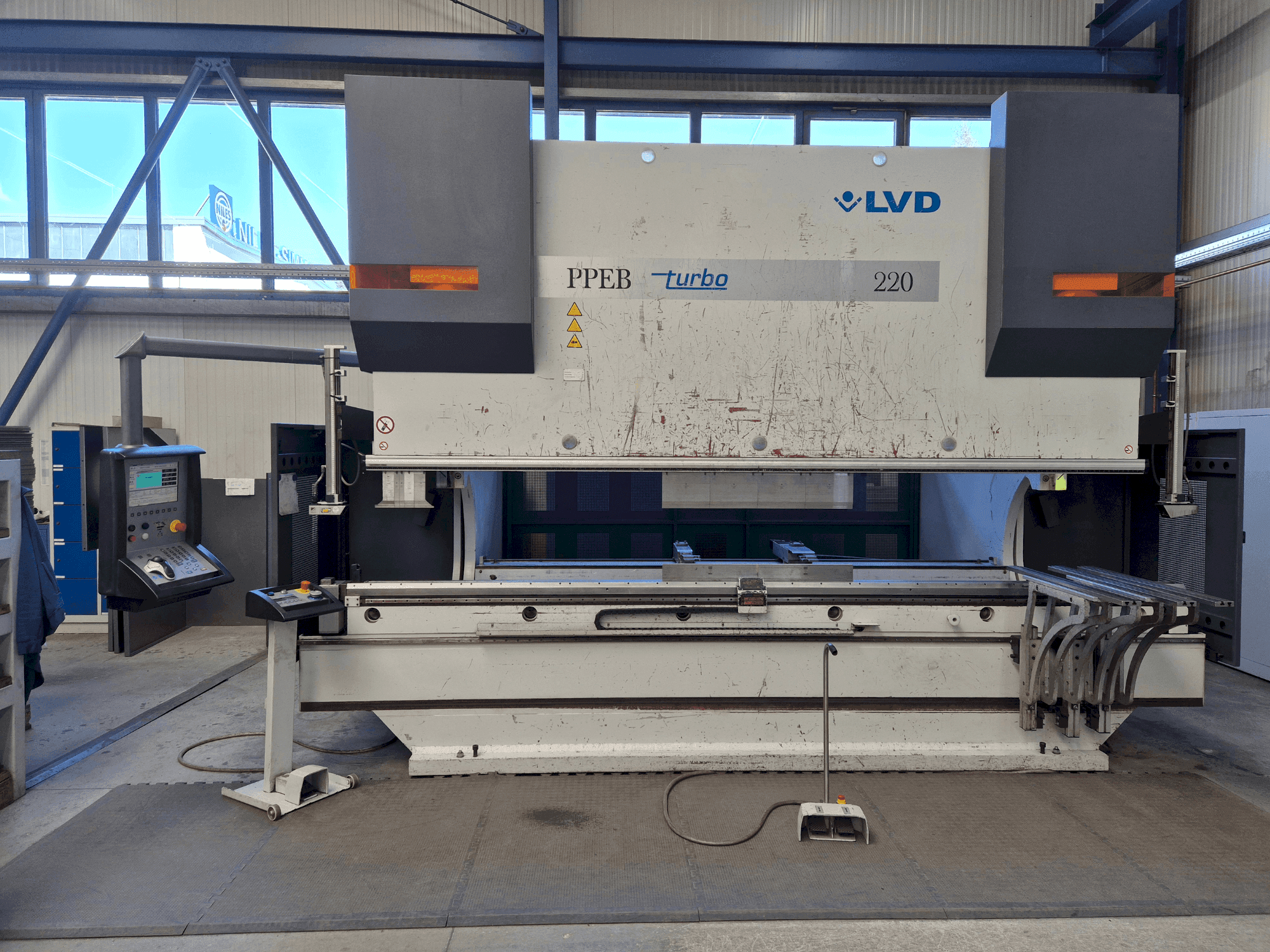 Vue de face de la machine LVD PPEB 220/40