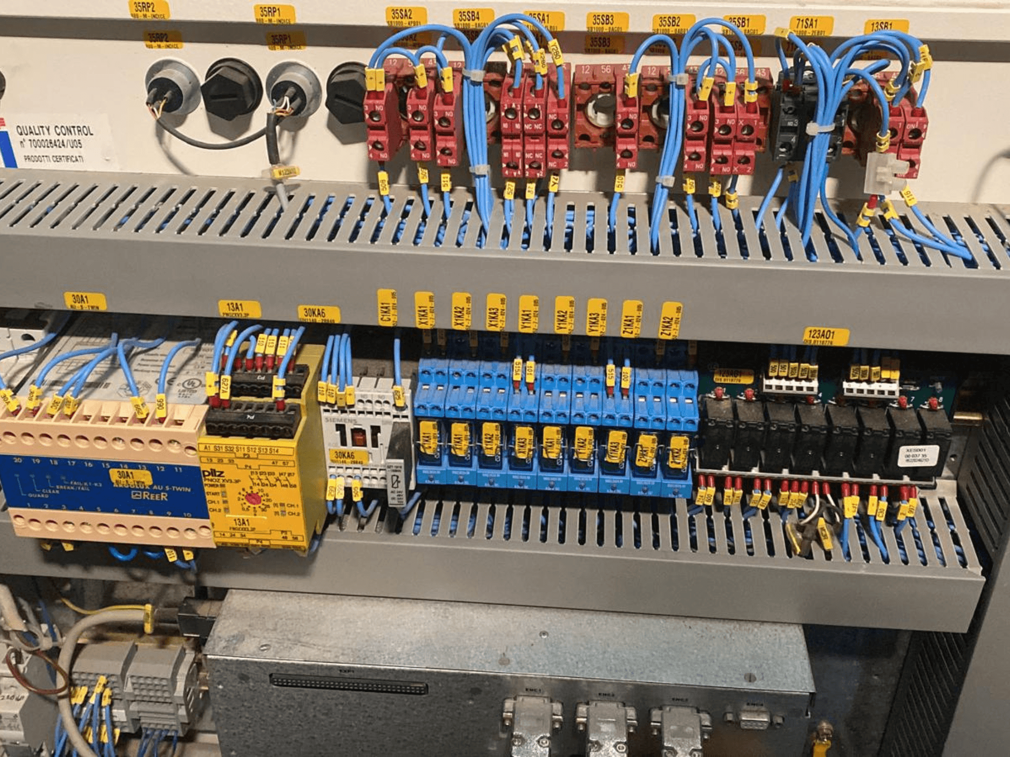 Centre d'usinage du bois CNC SCM PRATIX 48 NST panneau de commande, avec câblage étiqueté et divers relais, vue de face.