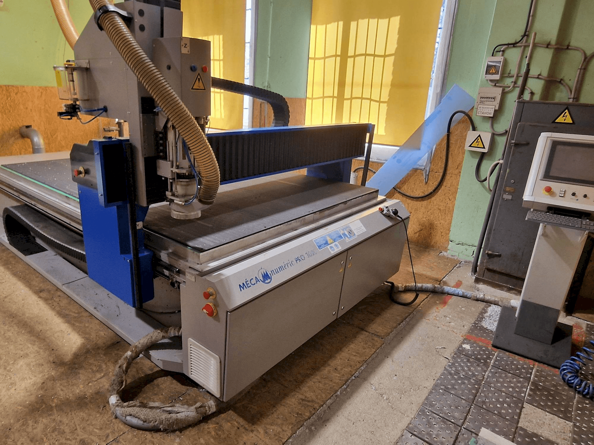 Vue de face de la machine MECANUMERIC MECAPRO 3020