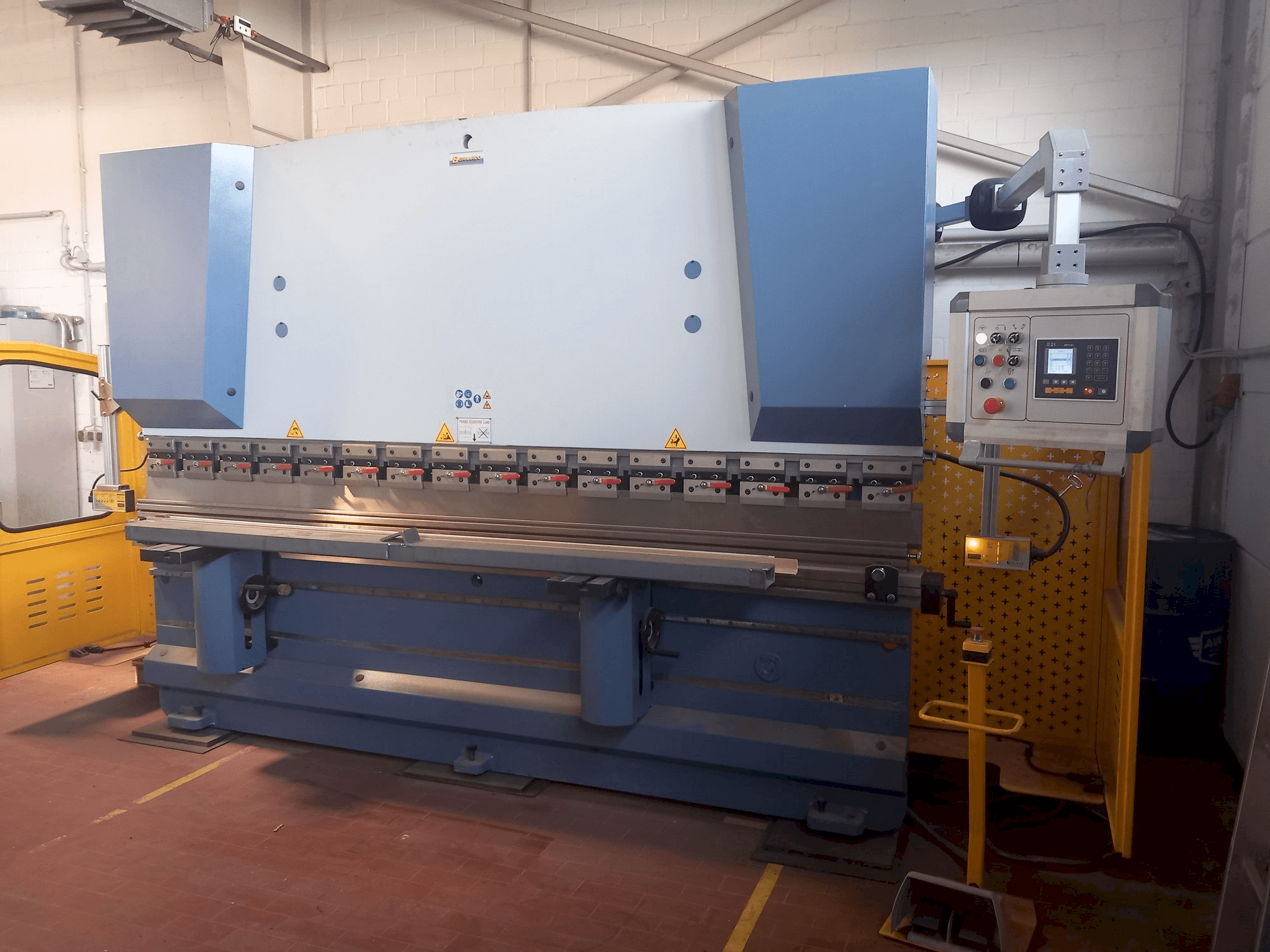 Vue de face de la machine Bernardo APH 3200X125